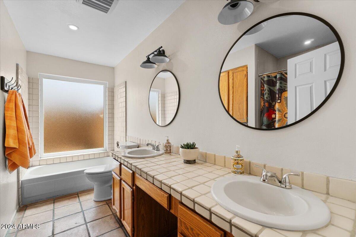 3524 W PARADISE Lane