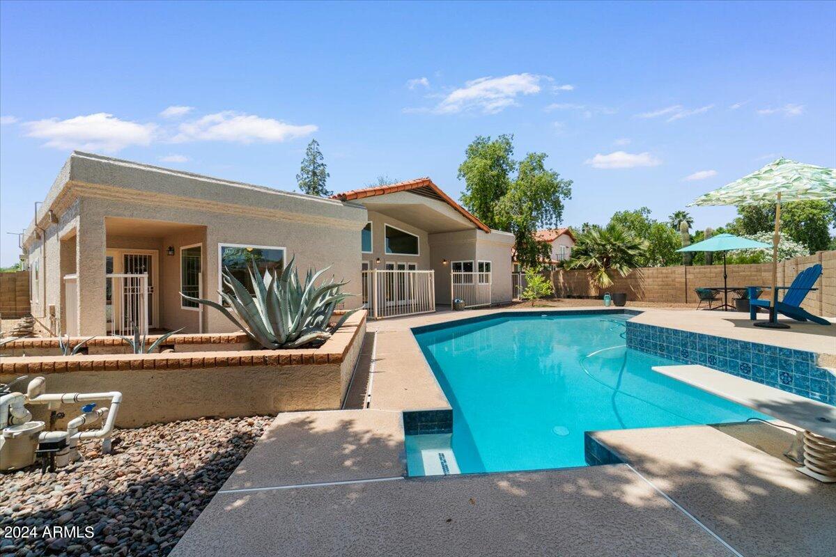 3524 W PARADISE Lane