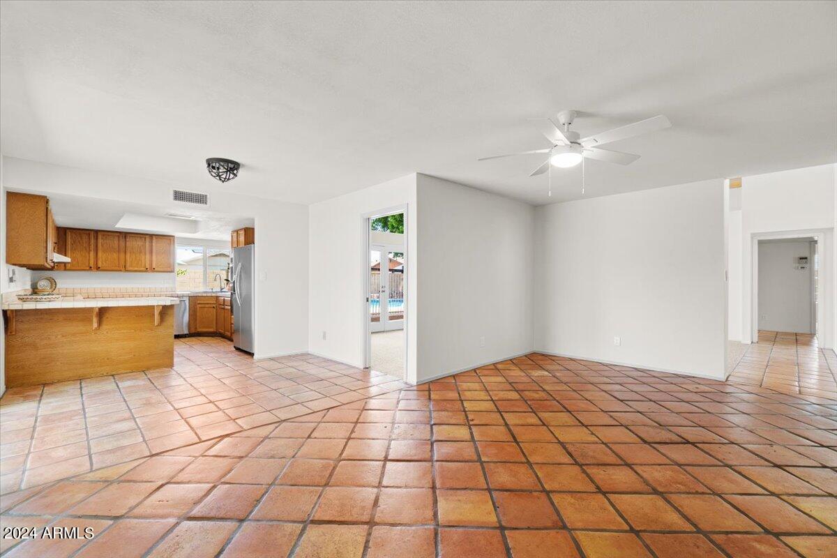 3524 W PARADISE Lane