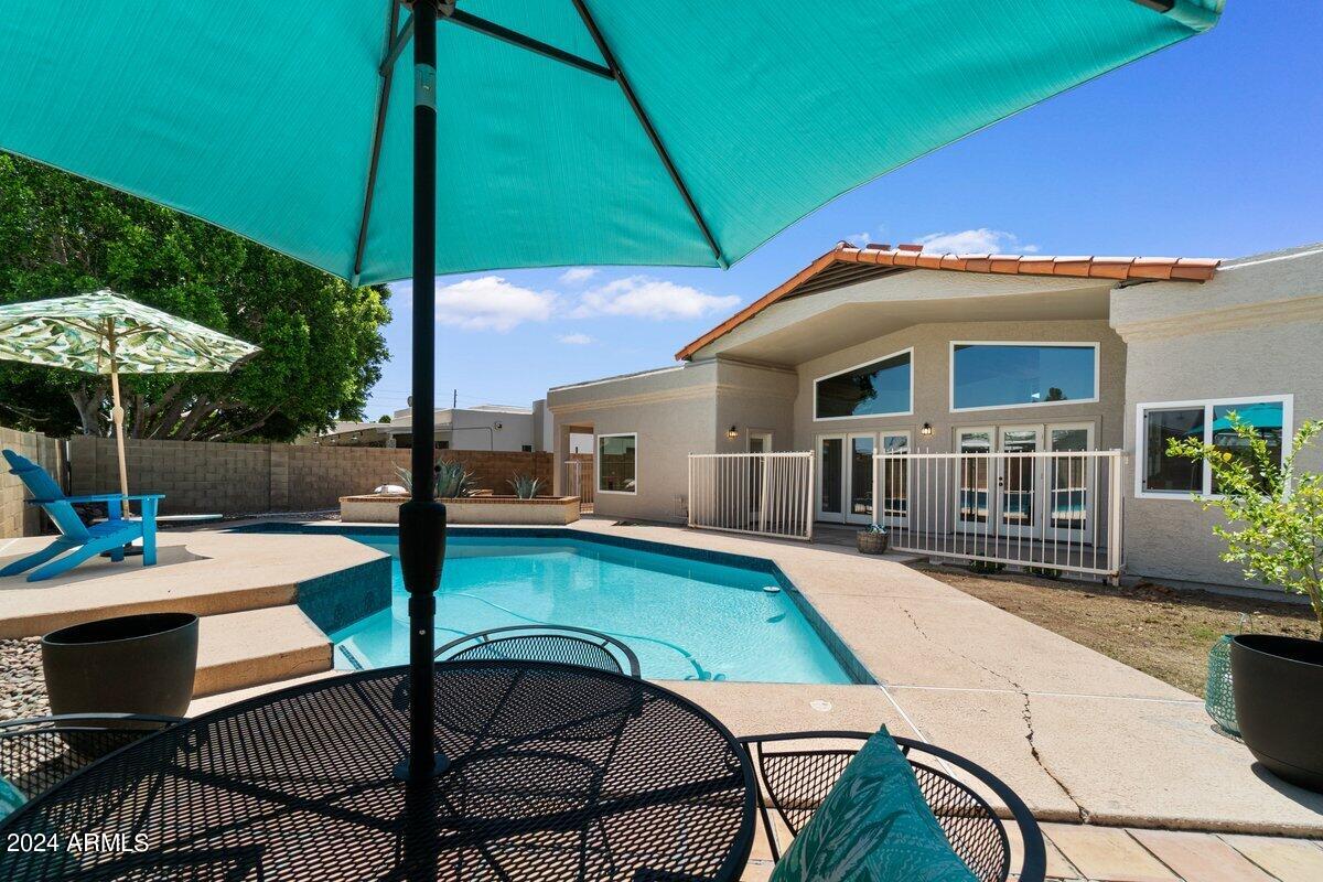 3524 W PARADISE Lane