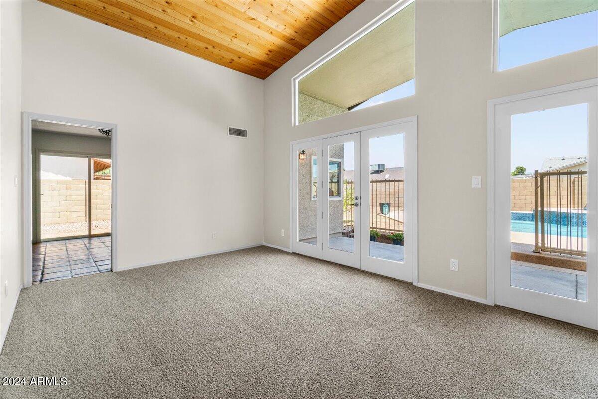 3524 W PARADISE Lane