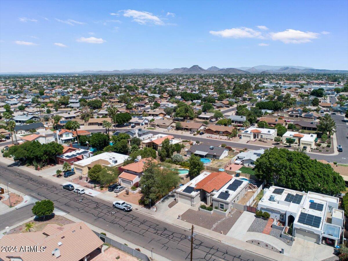 3524 W PARADISE Lane