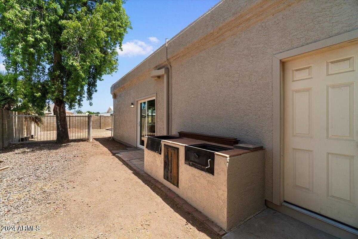 3524 W PARADISE Lane