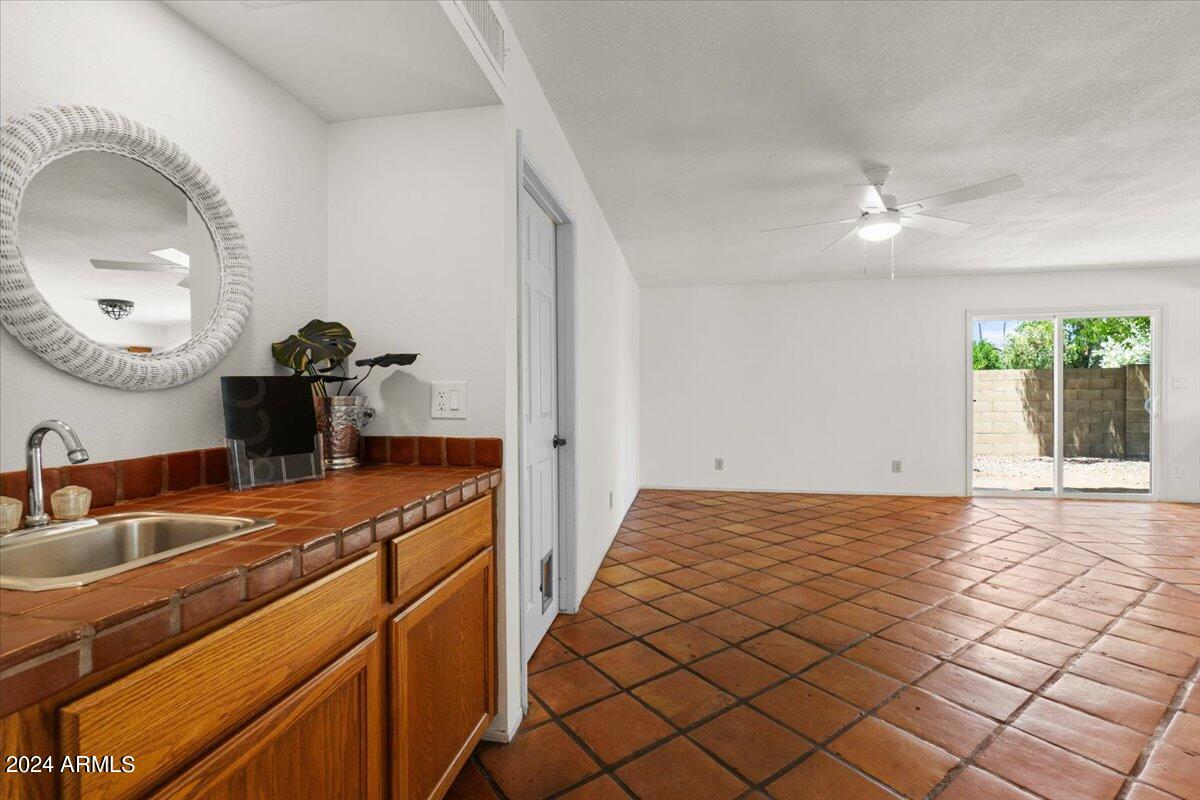 3524 W PARADISE Lane