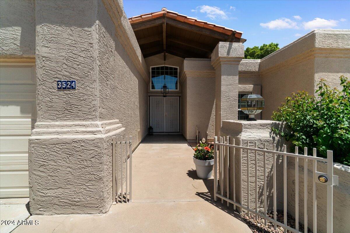 3524 W PARADISE Lane