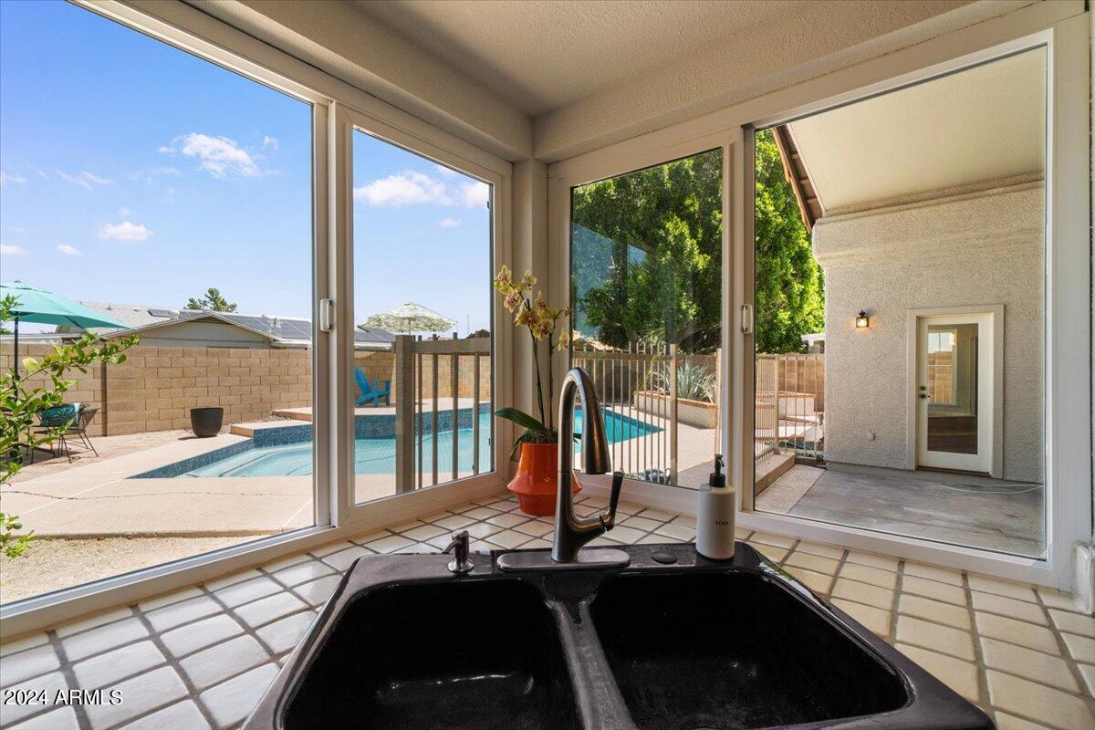 3524 W PARADISE Lane