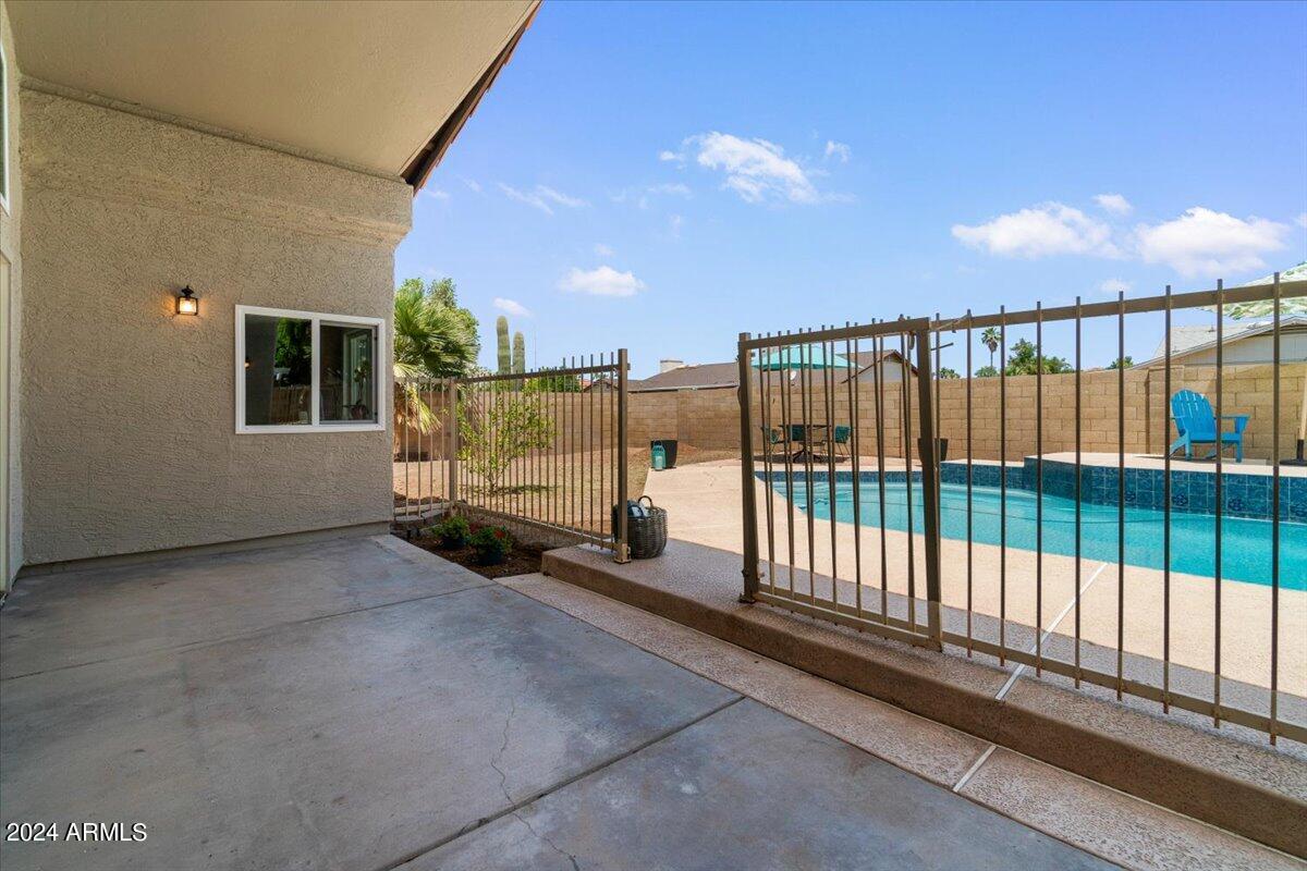 3524 W PARADISE Lane