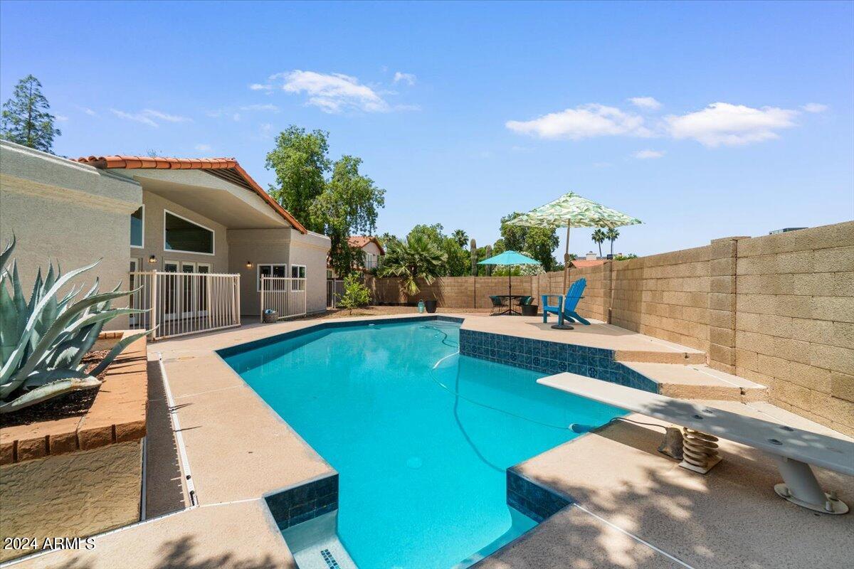 3524 W PARADISE Lane