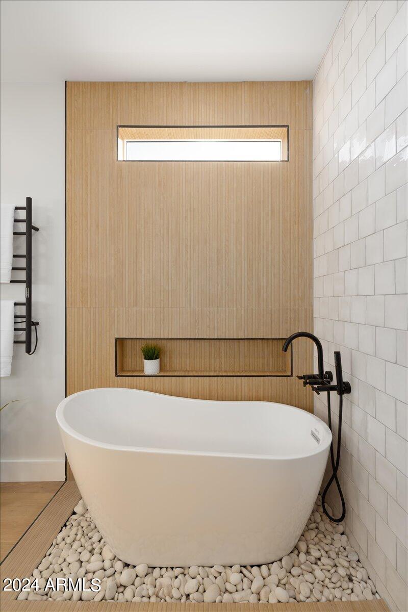 2437 E HIGHLAND Avenue