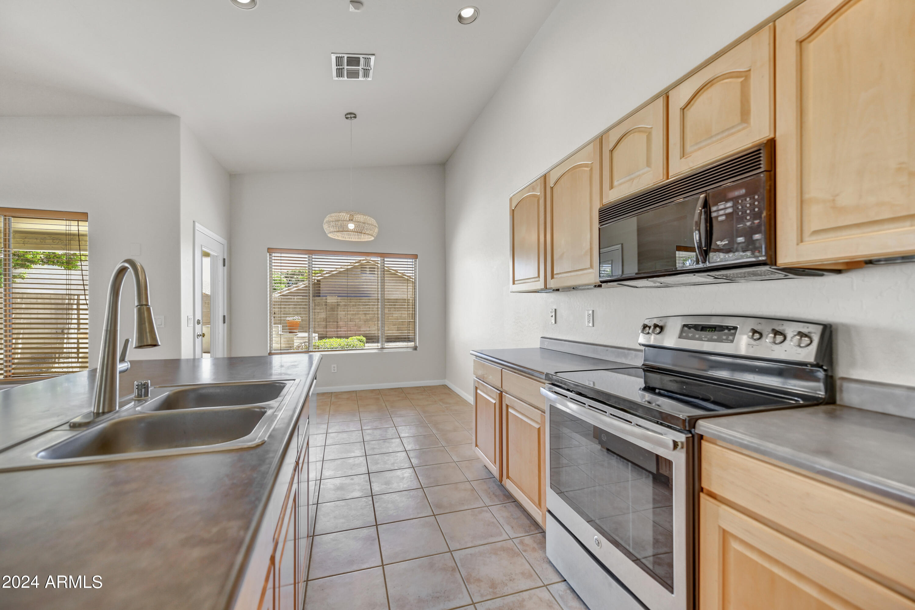 5027 E CHARLESTON Avenue