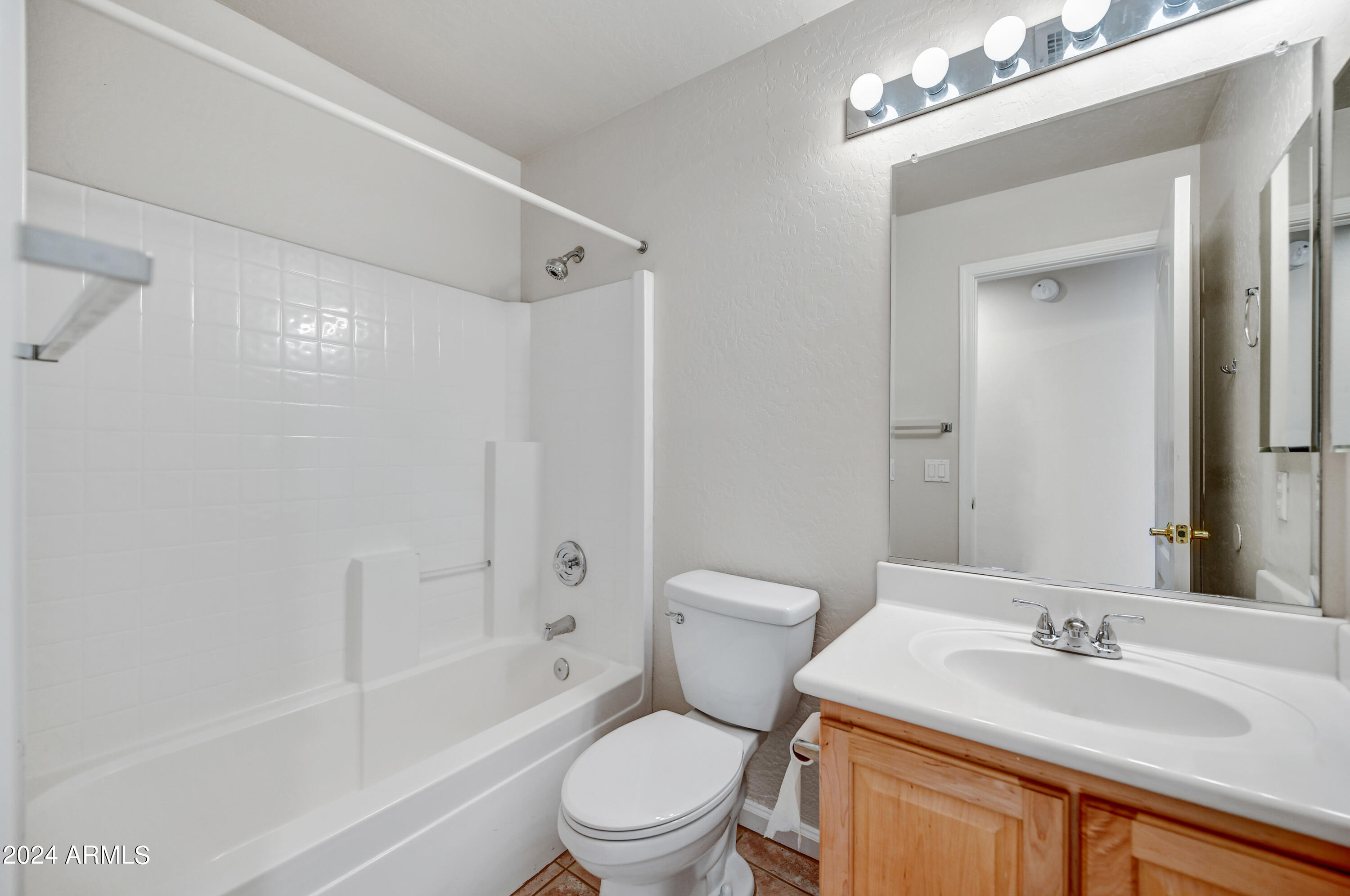 5027 E CHARLESTON Avenue