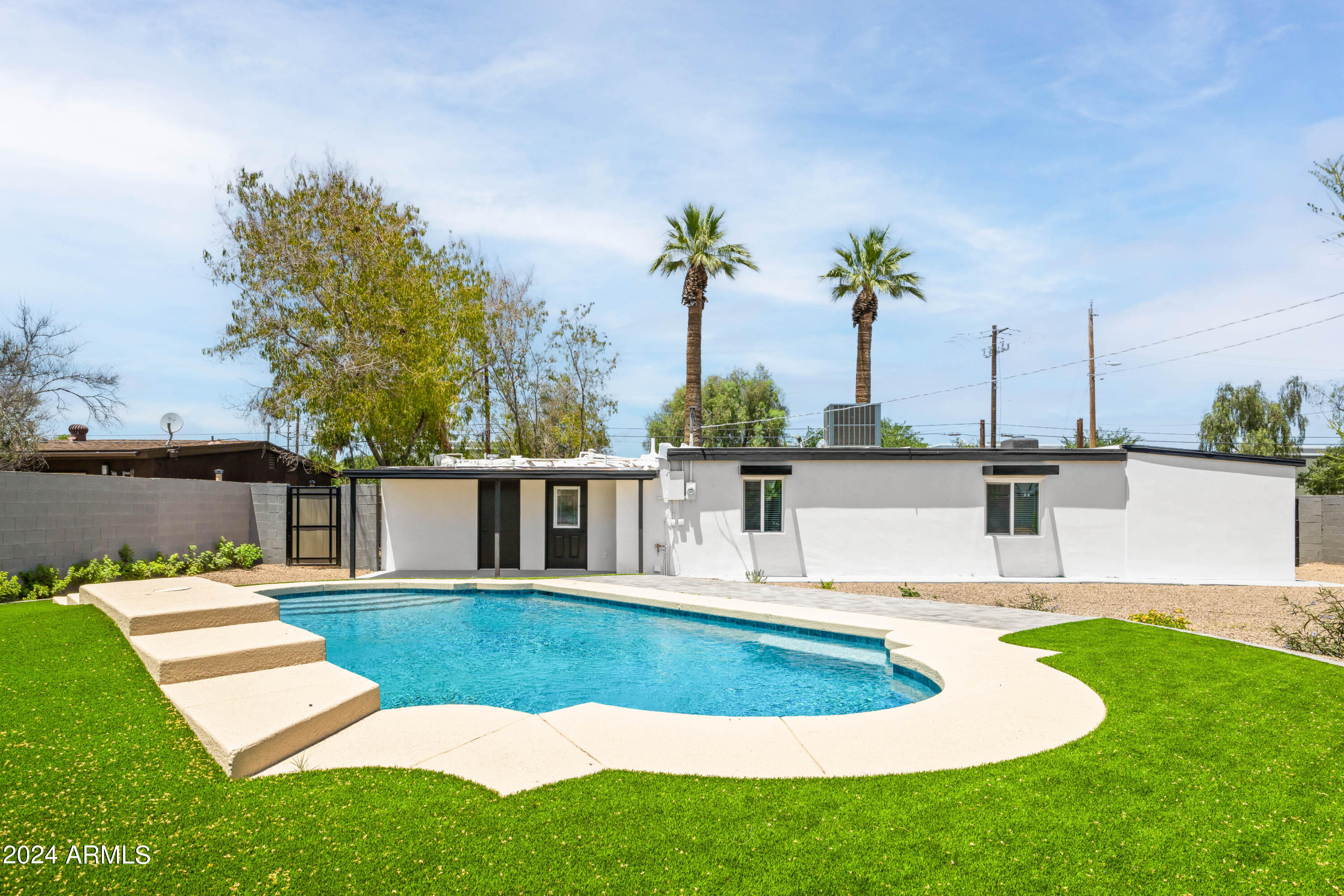 1627 W COLTER Street