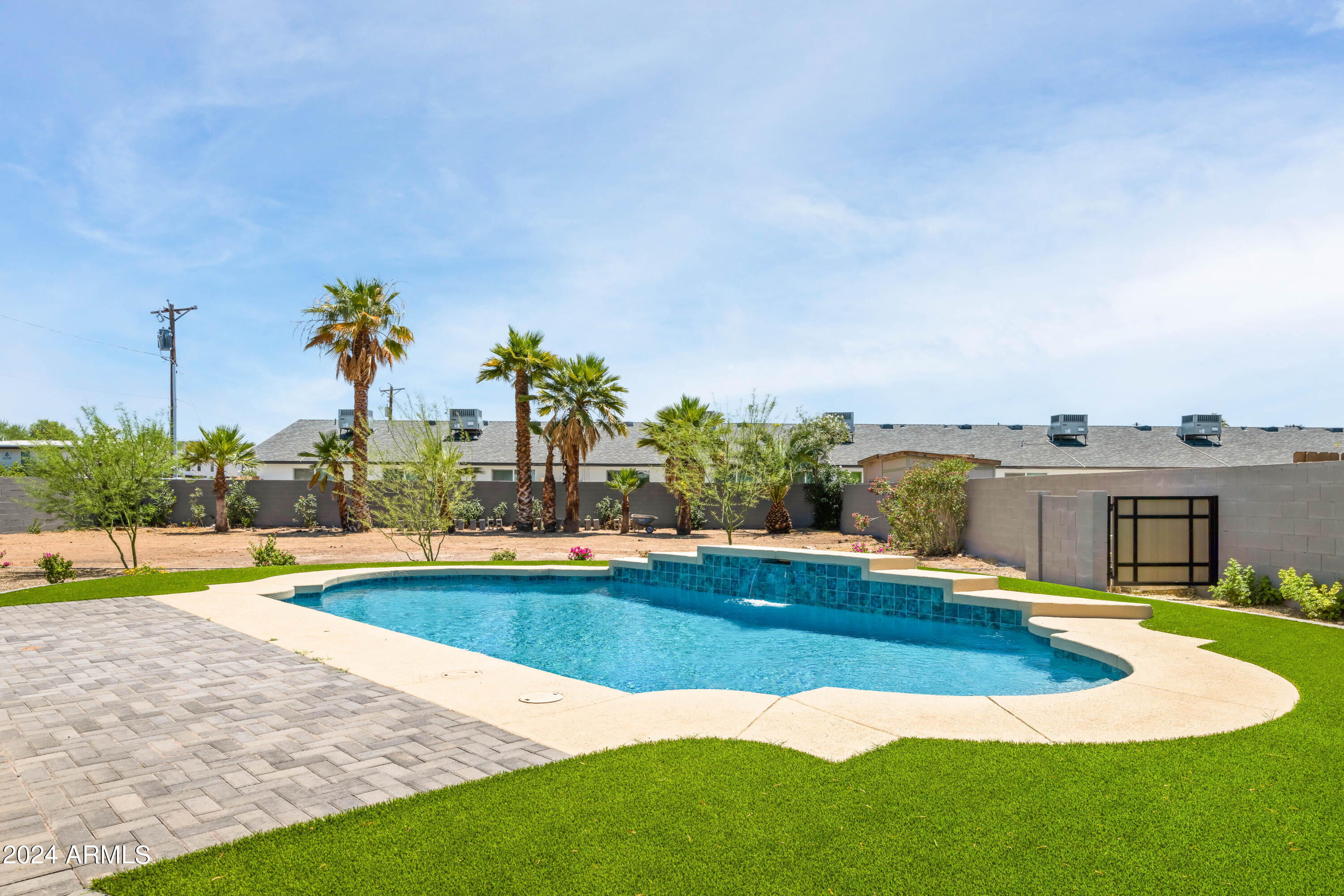 1627 W COLTER Street