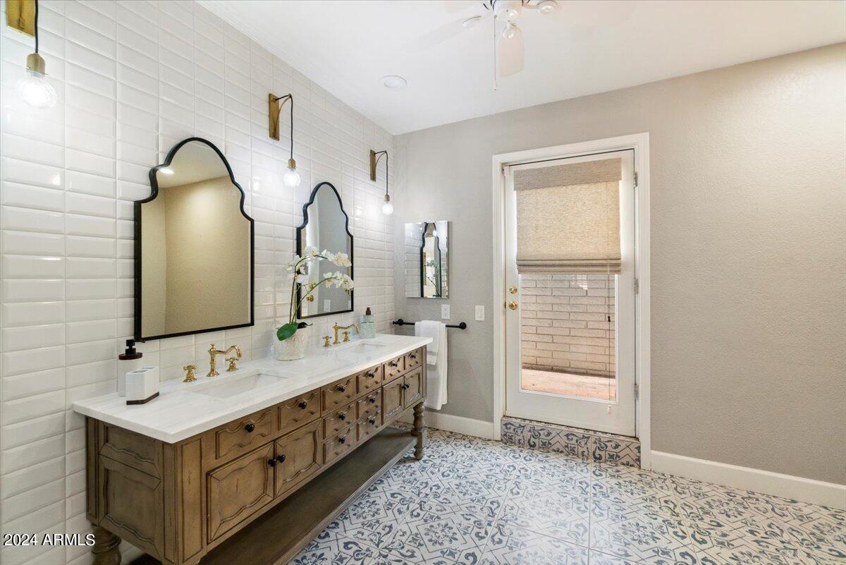 8631 E THOROUGHBRED Trail