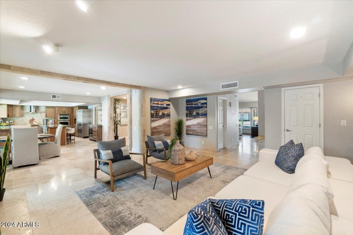 8631 E THOROUGHBRED Trail