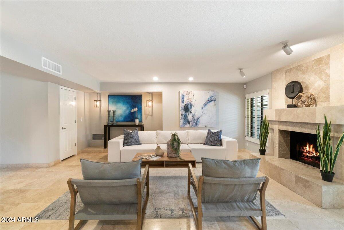 8631 E THOROUGHBRED Trail