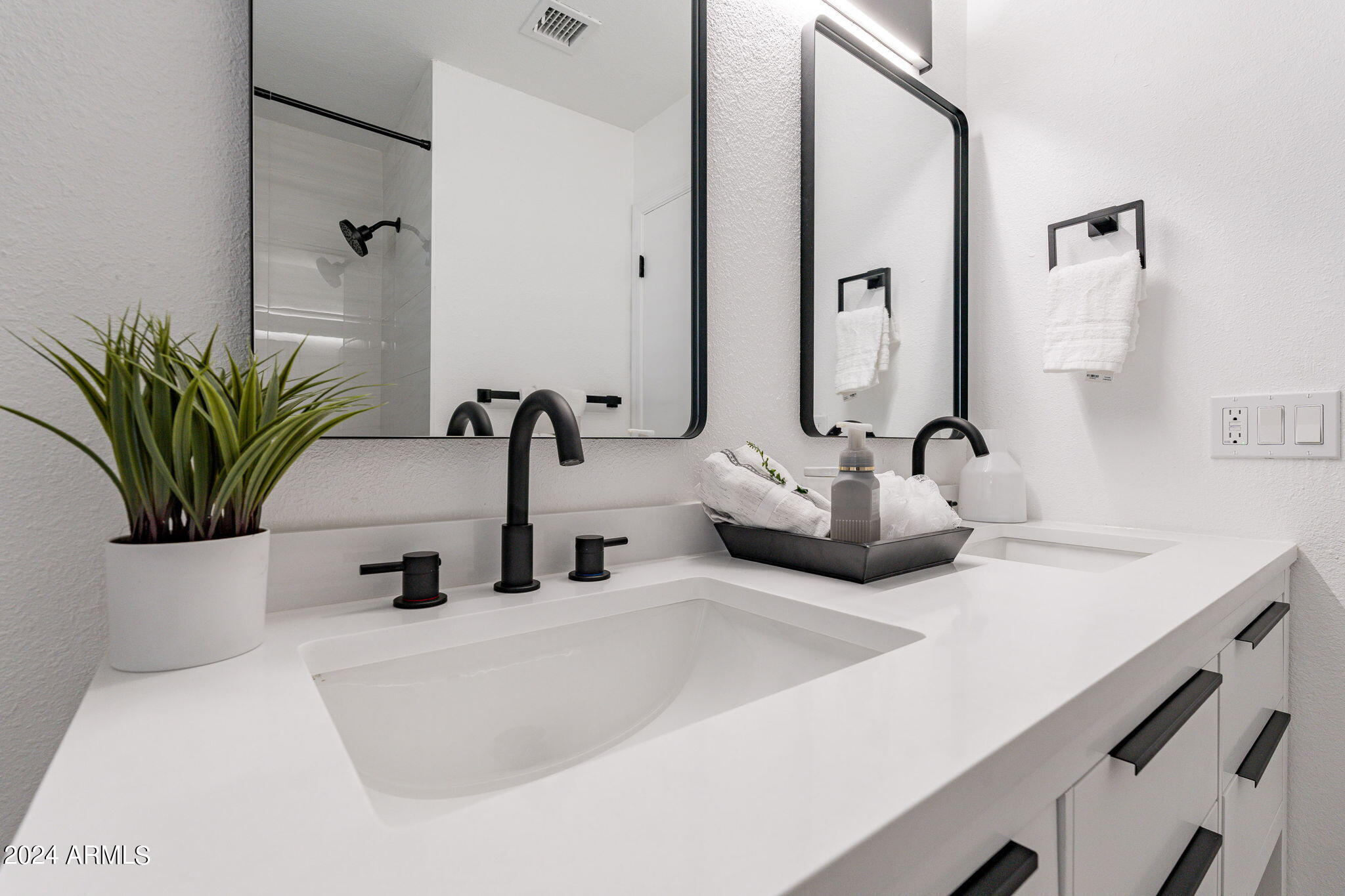 7102 W WINDROSE Drive