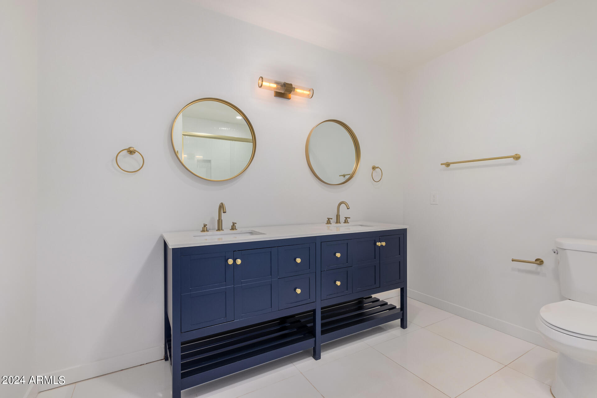 2028 W MEDLOCK Drive