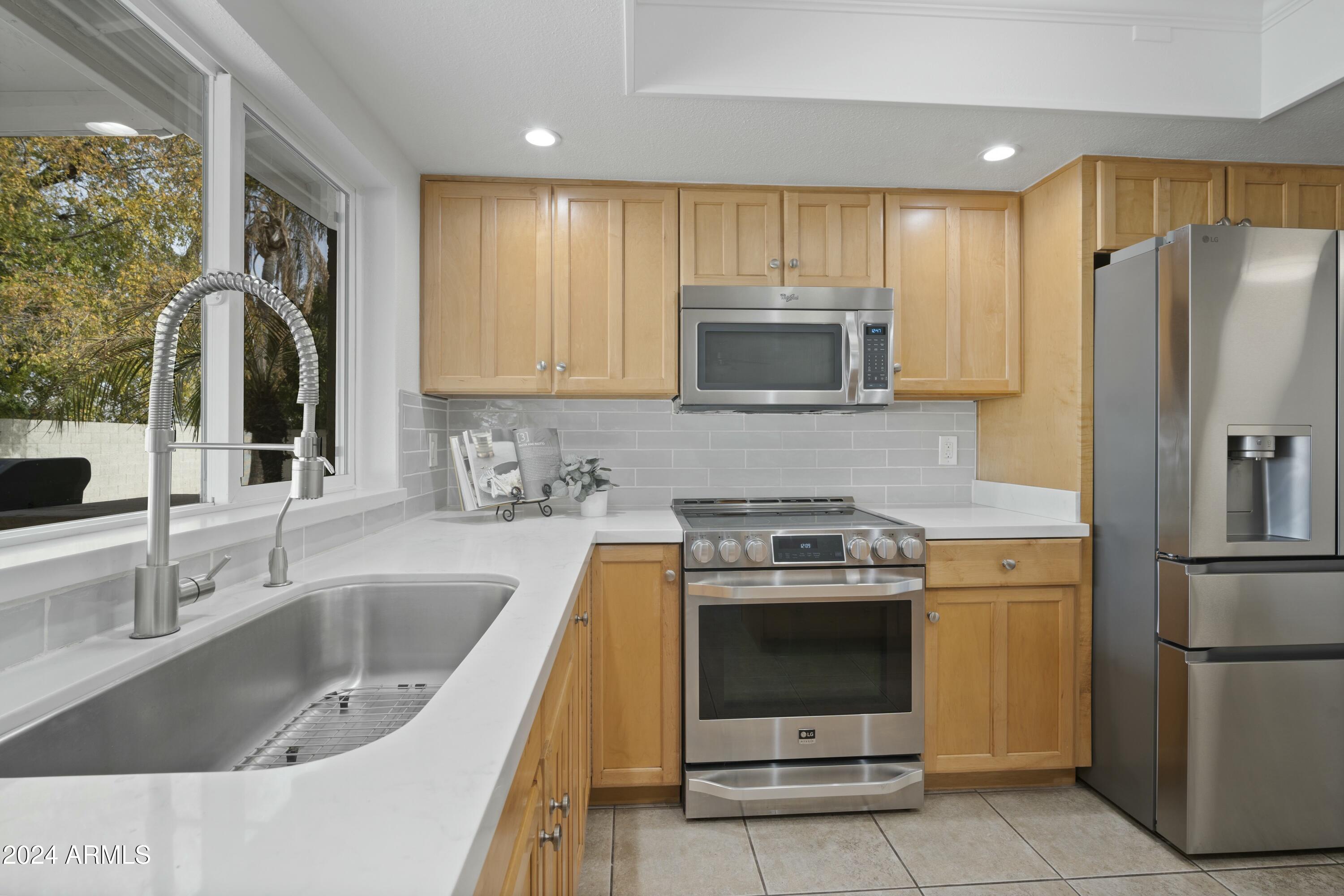 4024 E SHANGRI LA Road