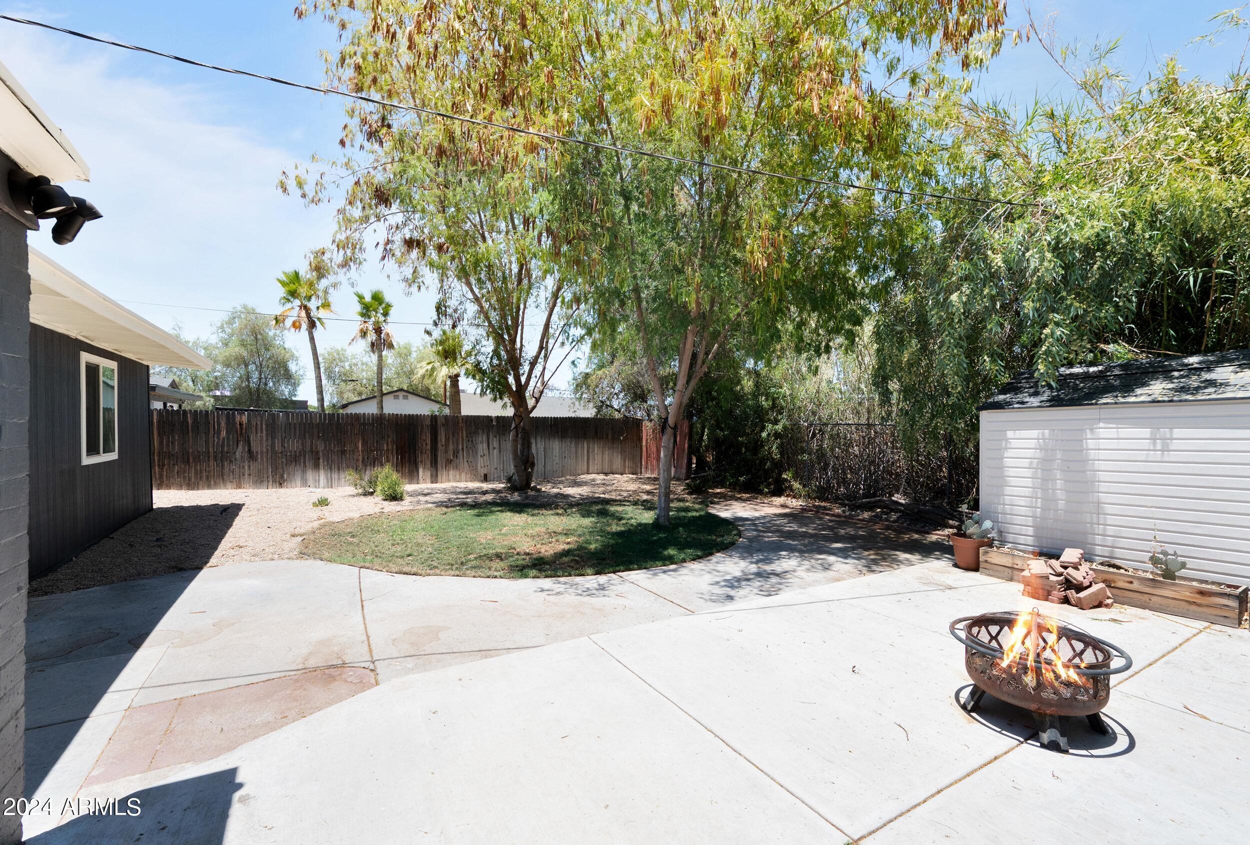 2210 E CAMBRIDGE Avenue