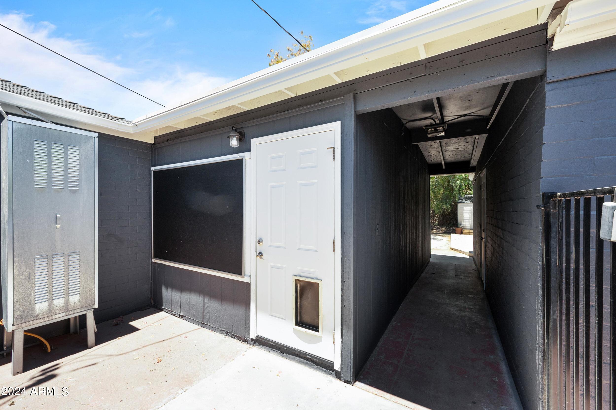 2210 E CAMBRIDGE Avenue