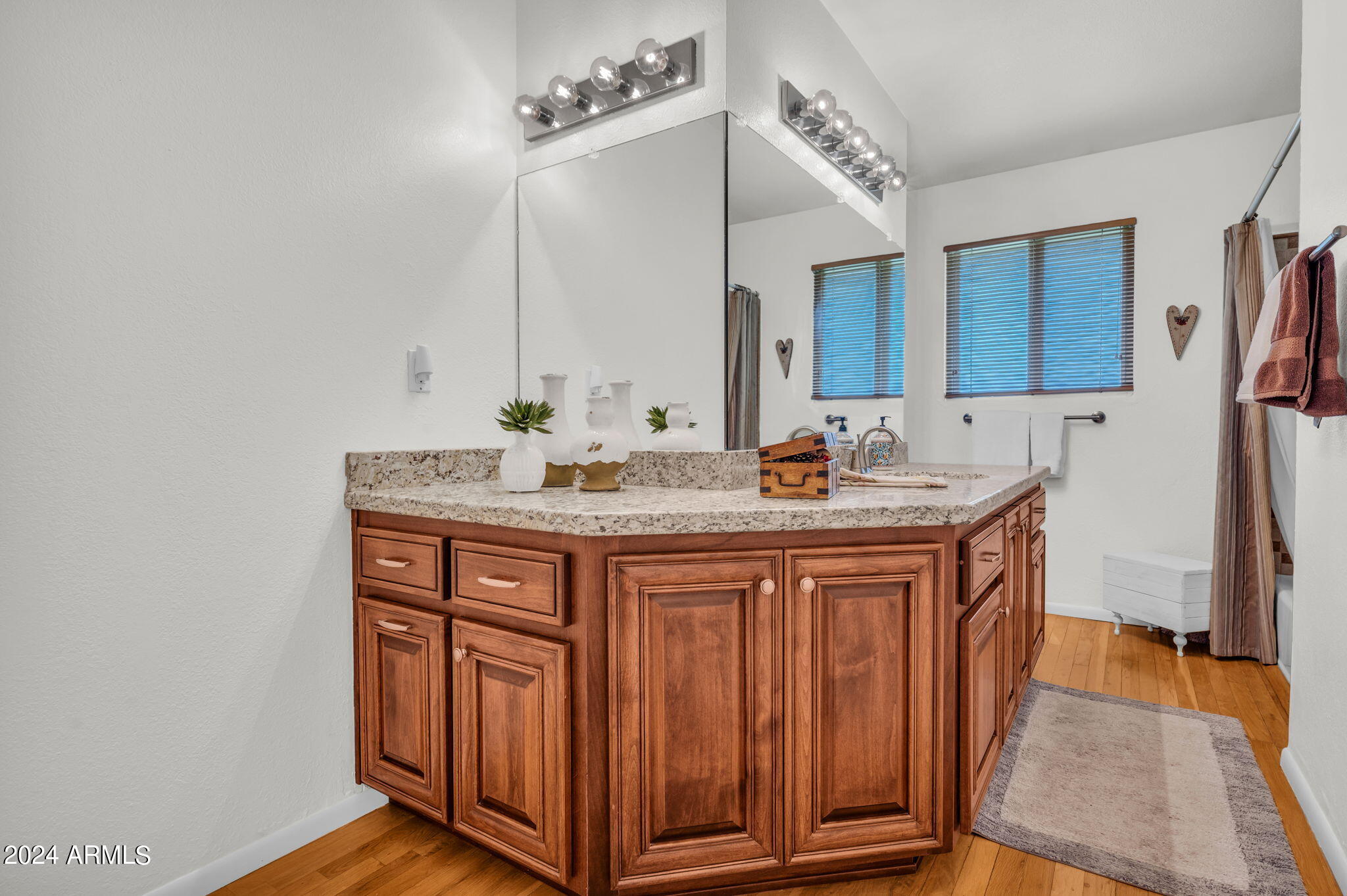 135 E NORTHERN Avenue