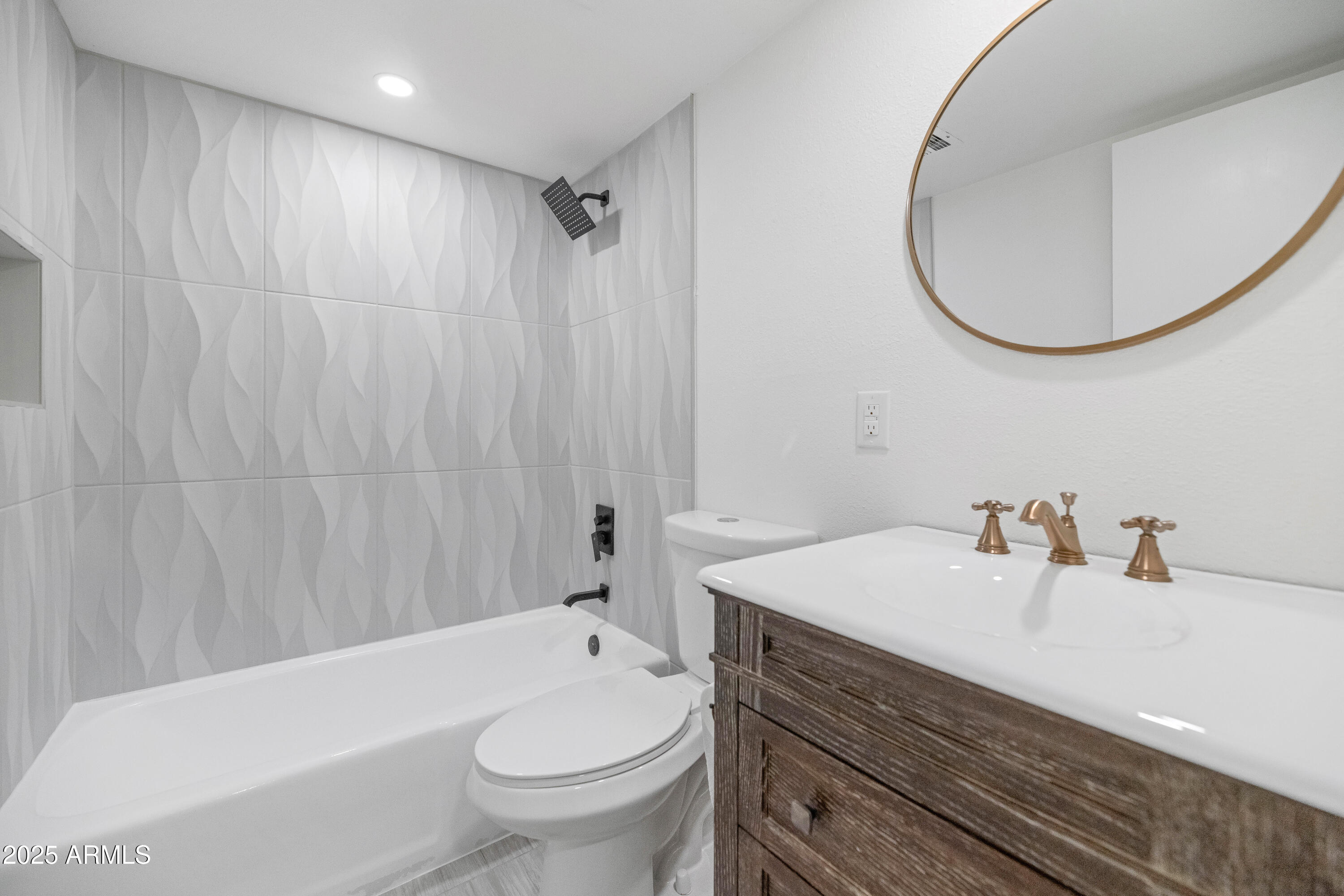 8562 E INDIAN SCHOOL Road Unit: E