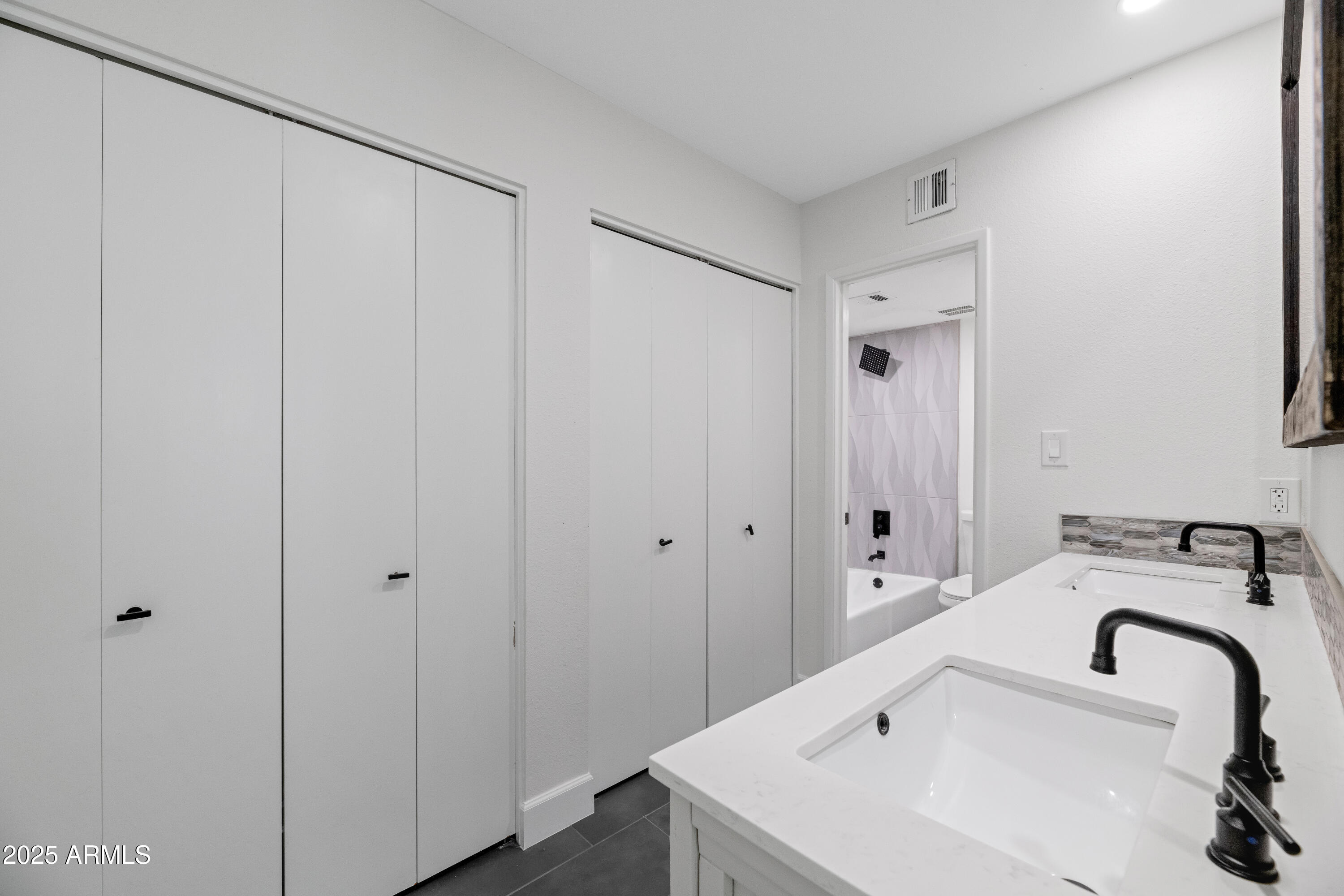 8562 E INDIAN SCHOOL Road Unit: E