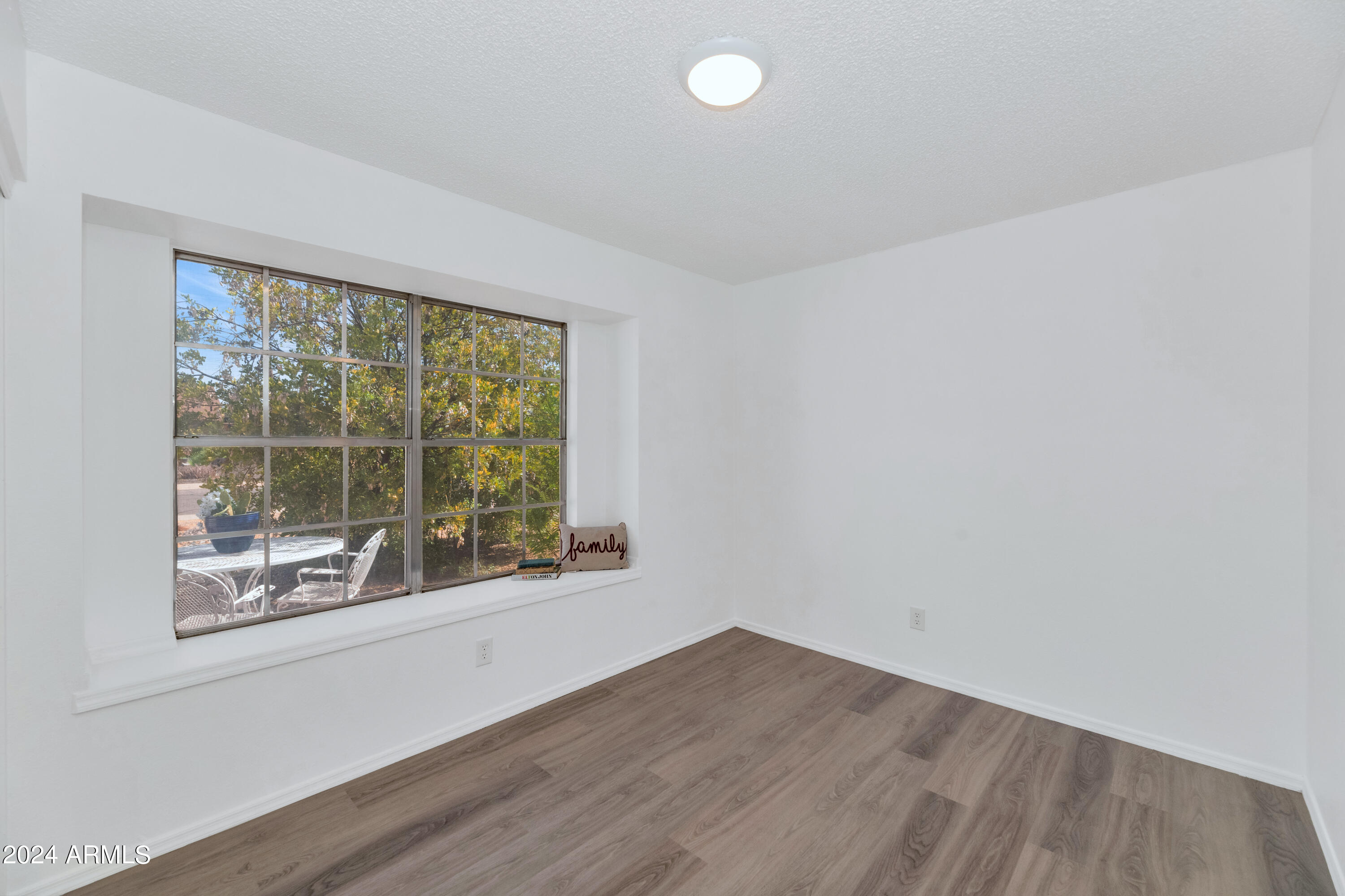 1419 E DIVOT Drive