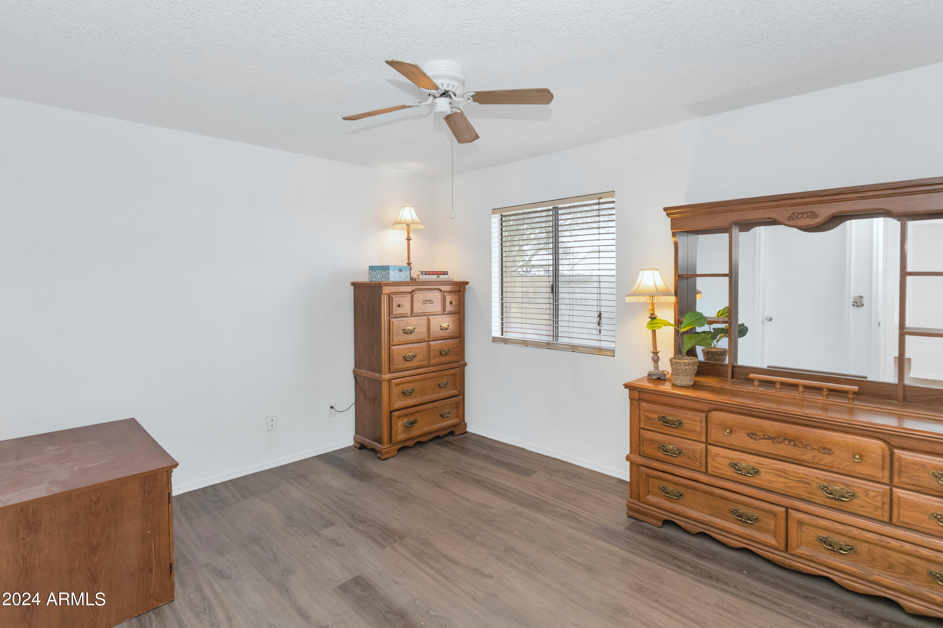 1419 E DIVOT Drive