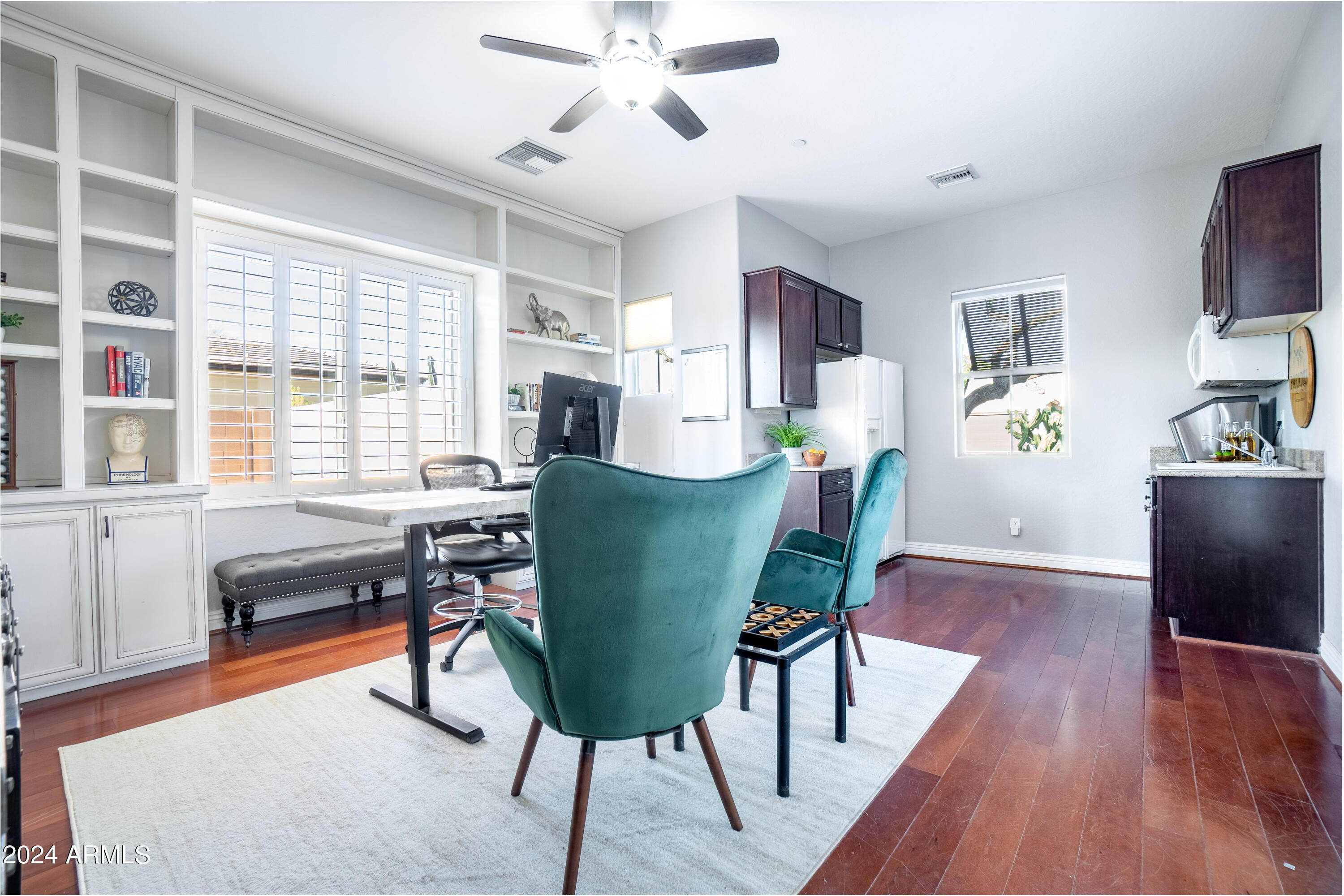 5216 E BARWICK Drive