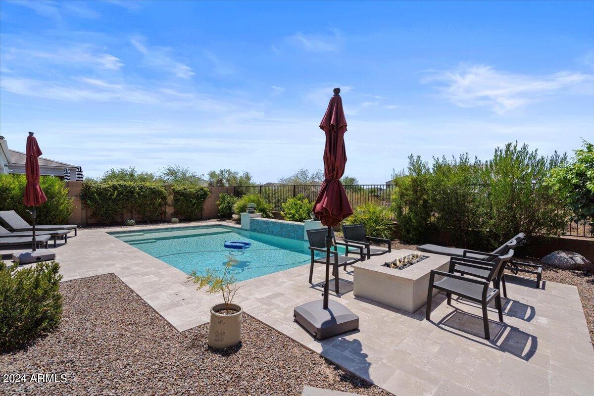 2041 E QUESTA Drive