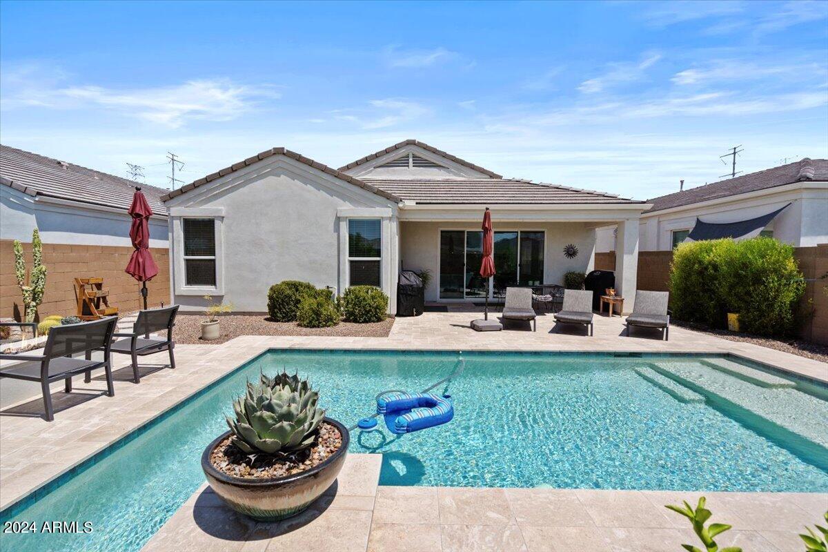 2041 E QUESTA Drive