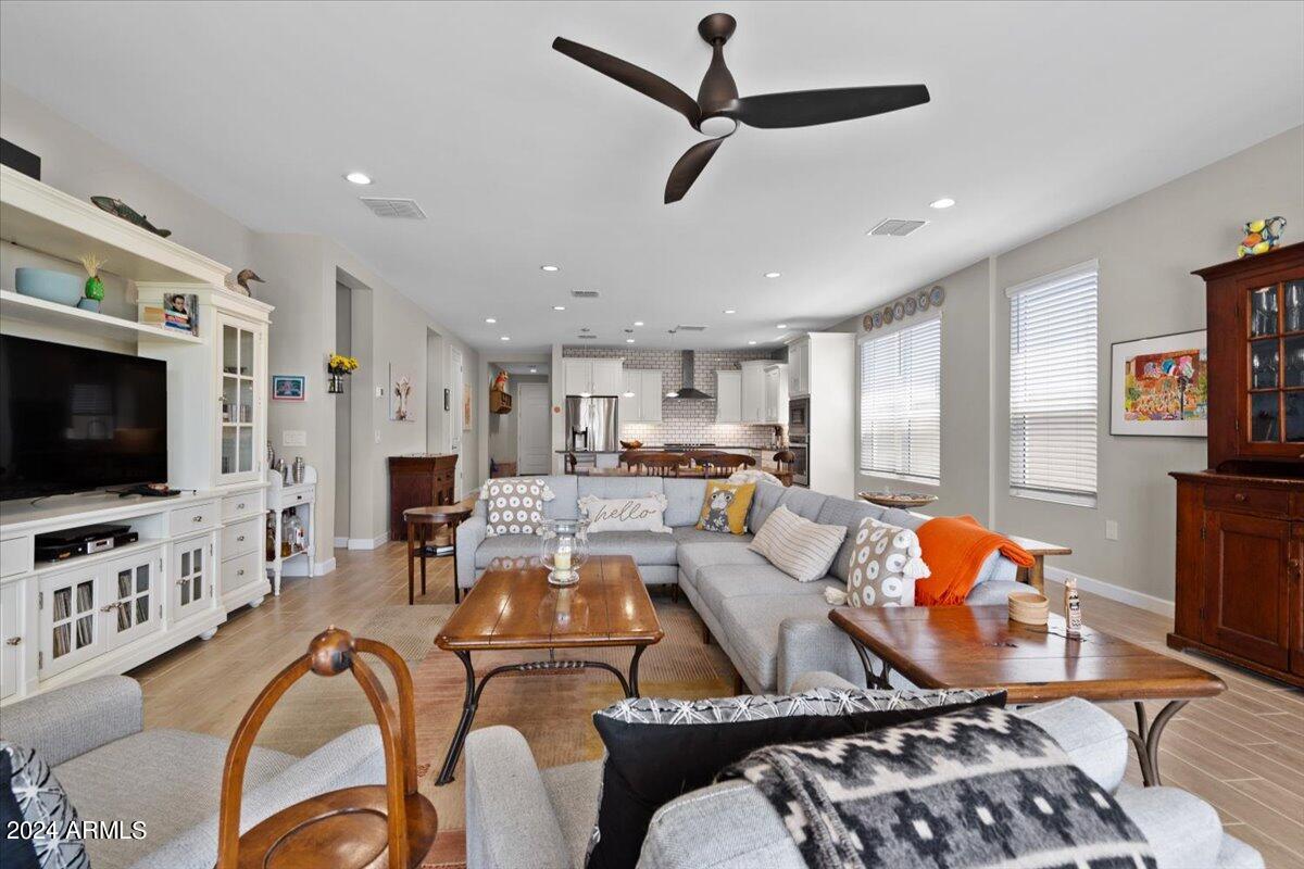 2041 E QUESTA Drive