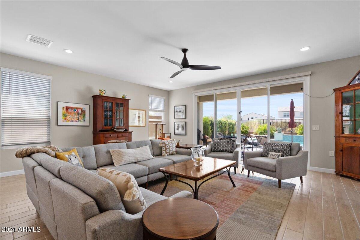 2041 E QUESTA Drive