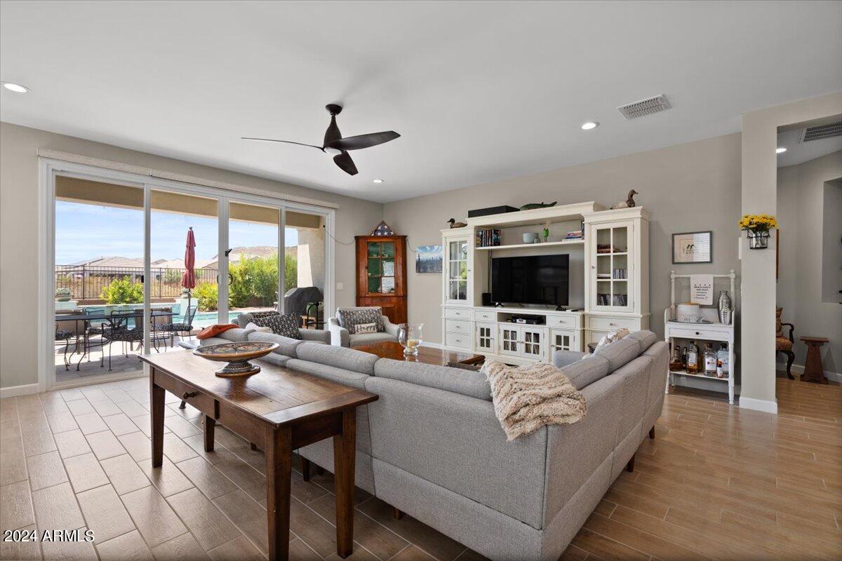 2041 E QUESTA Drive