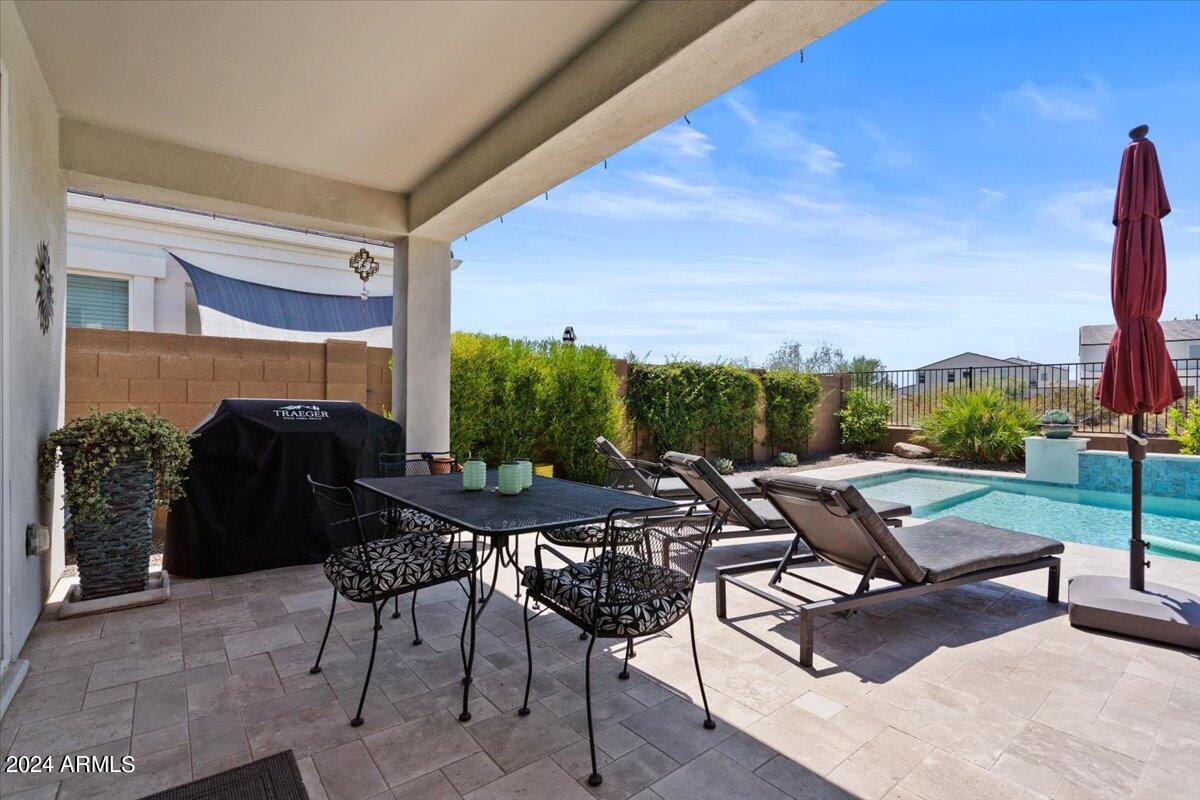 2041 E QUESTA Drive