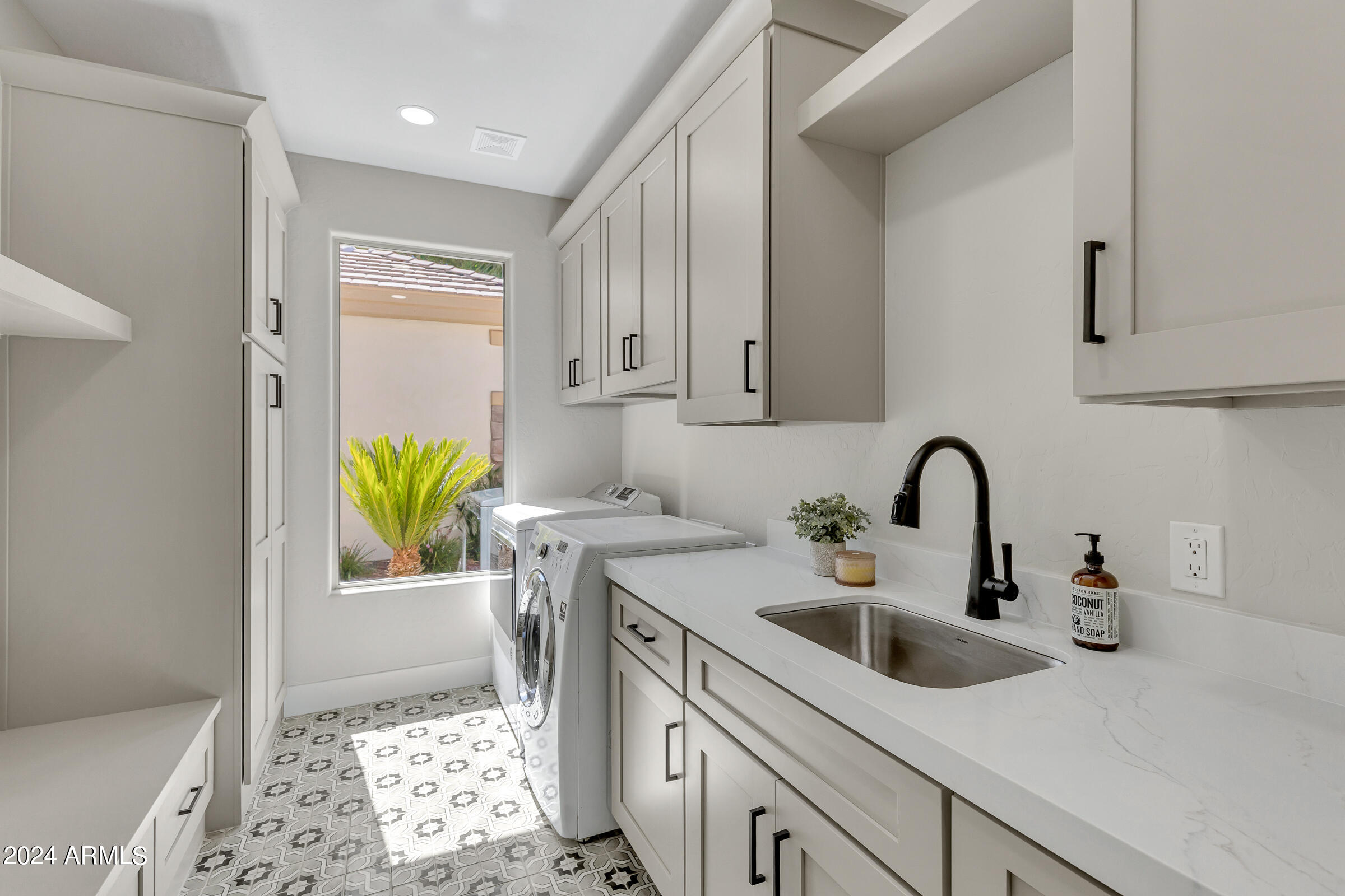 1763 W Blue Ridge Way