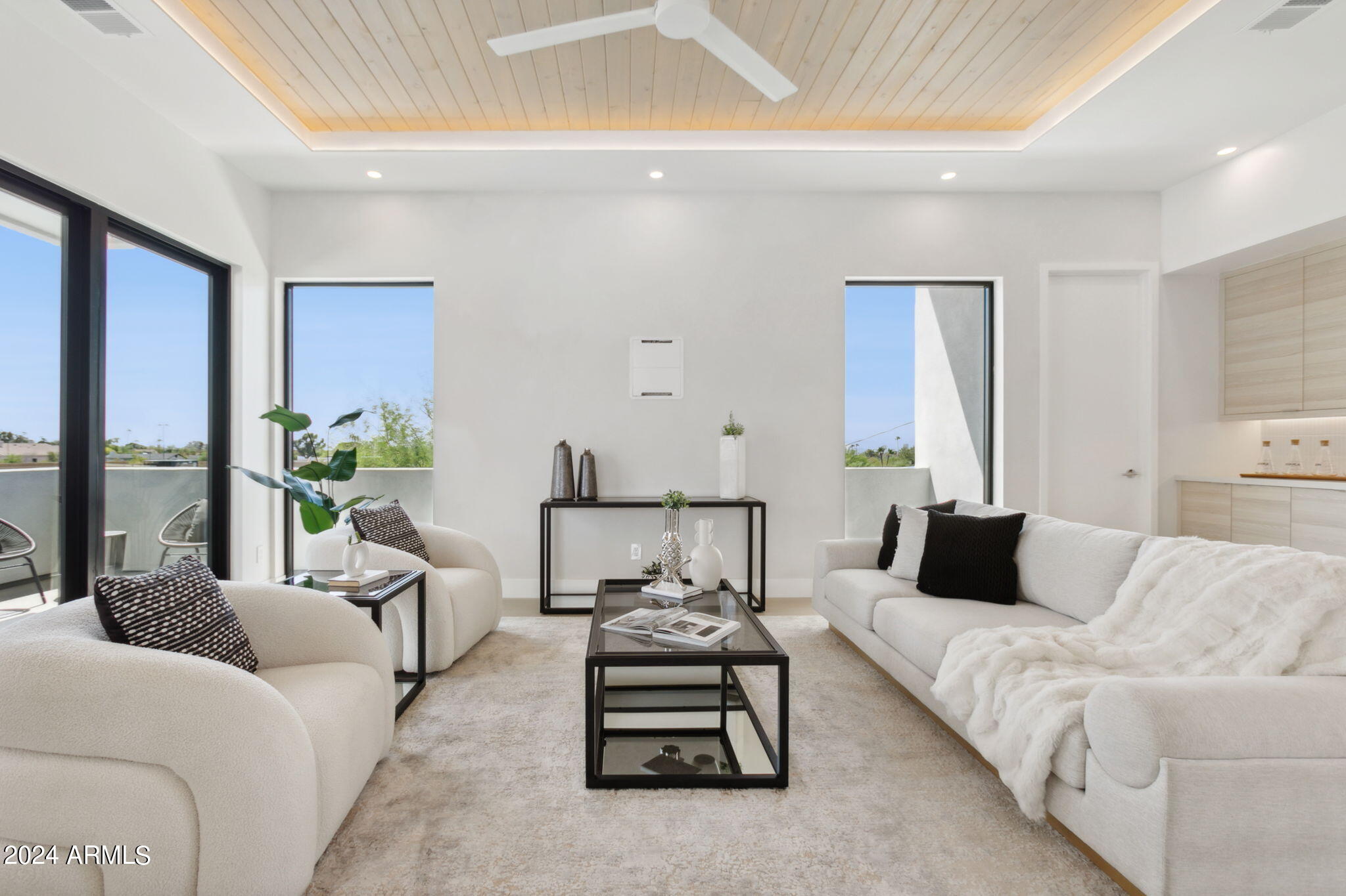 1827 E PALMAIRE Avenue