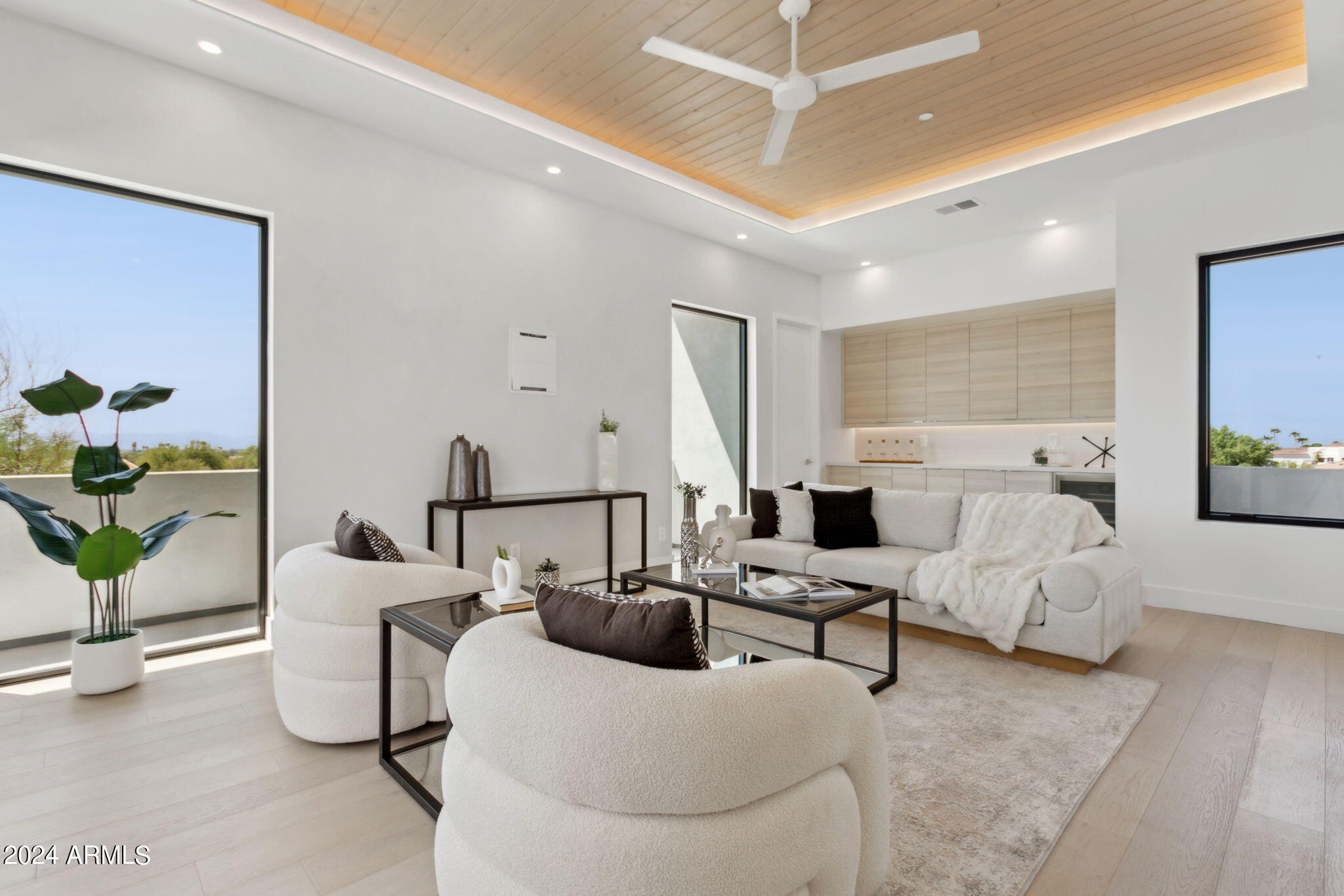 1827 E PALMAIRE Avenue