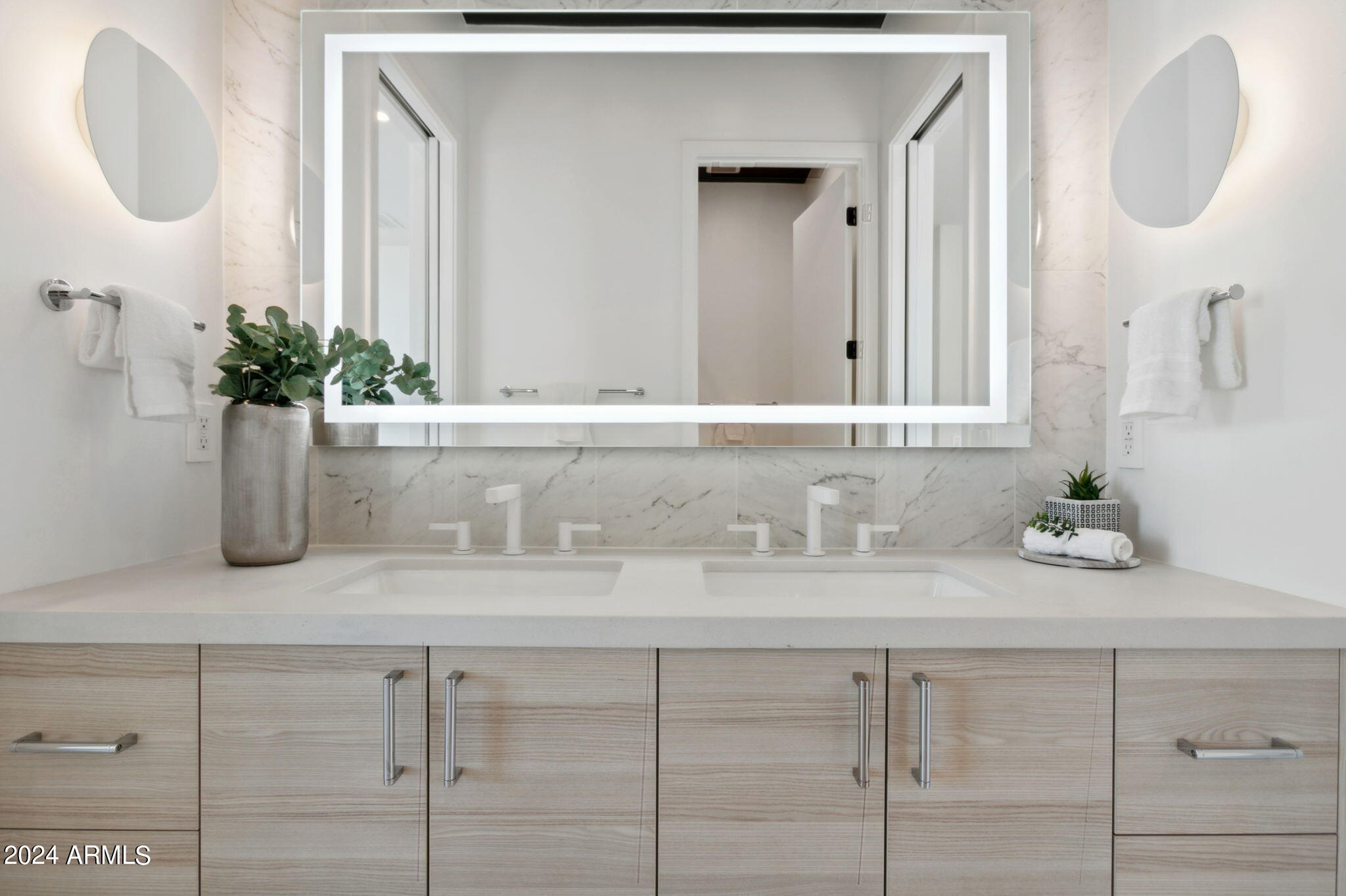 1827 E PALMAIRE Avenue