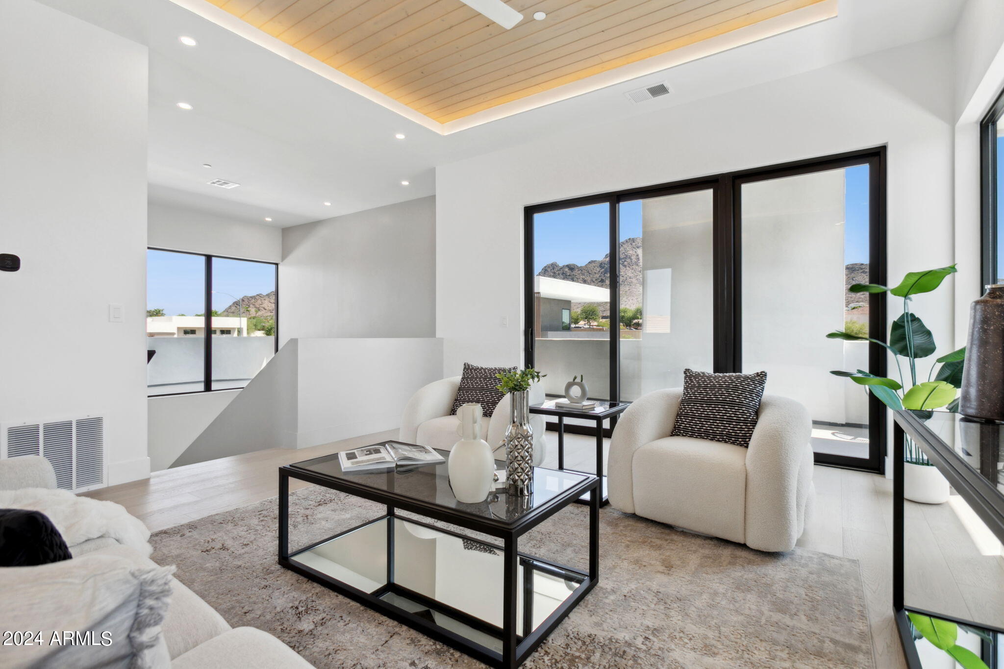 1827 E PALMAIRE Avenue