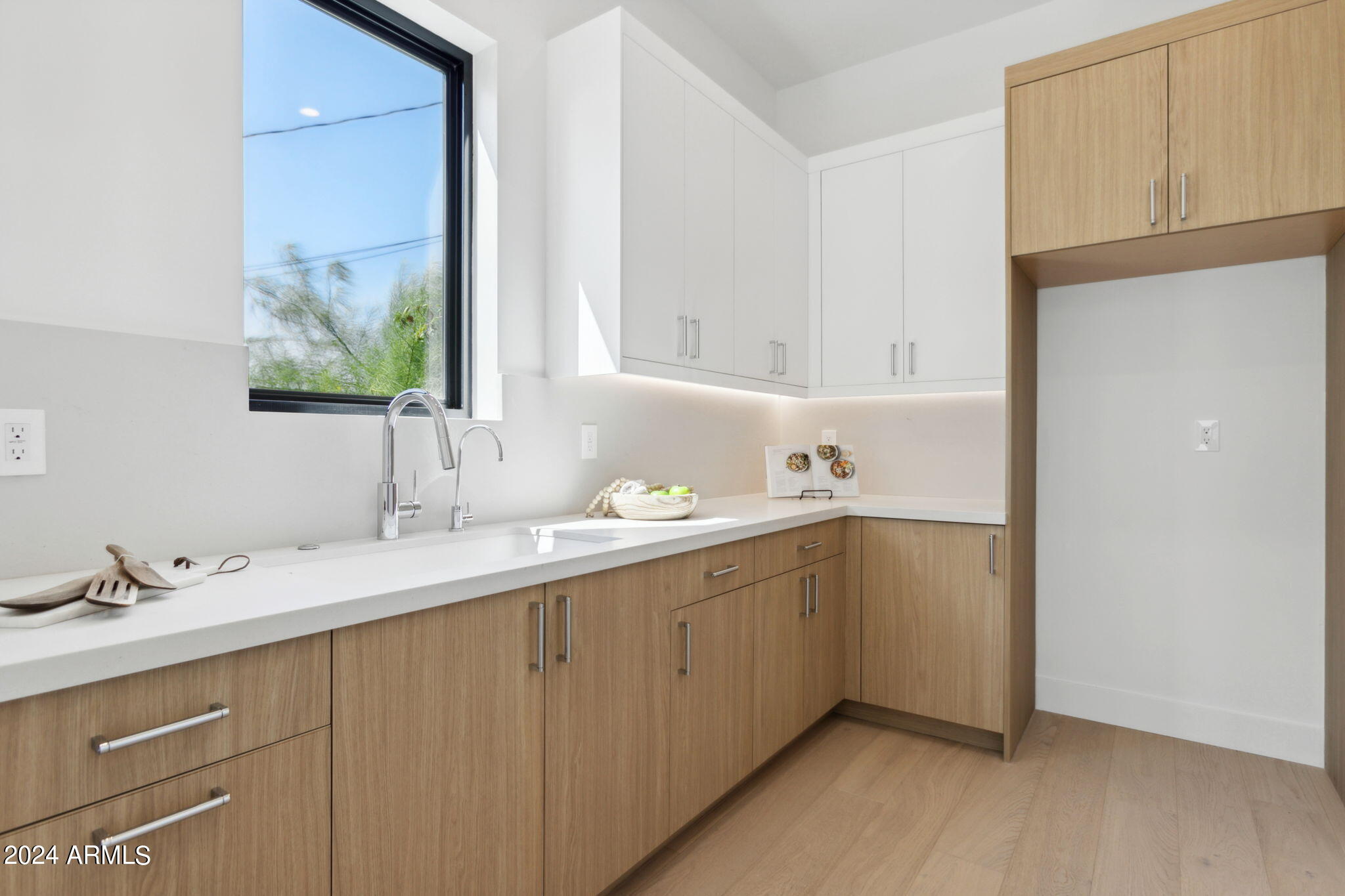 1827 E PALMAIRE Avenue