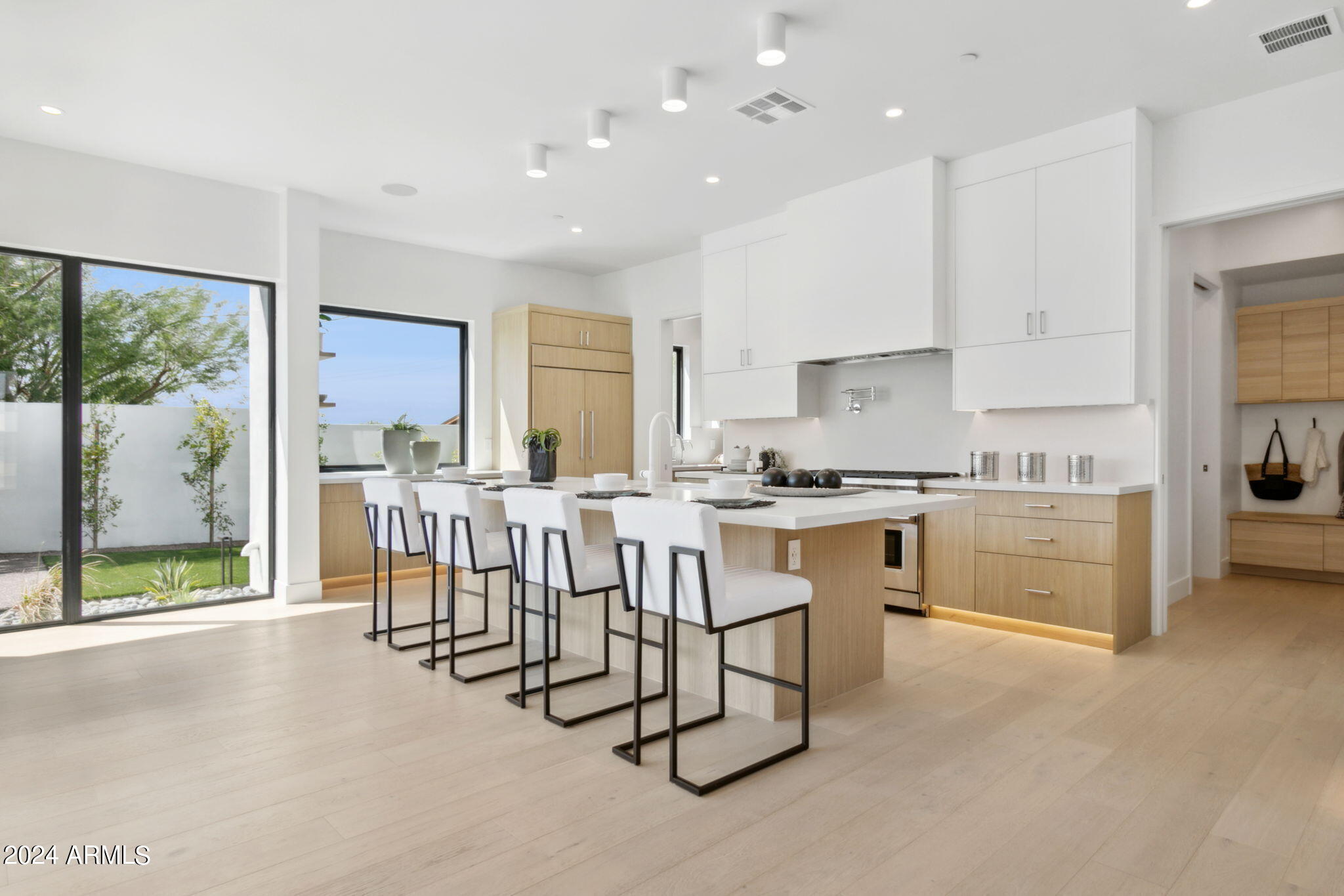 1827 E PALMAIRE Avenue