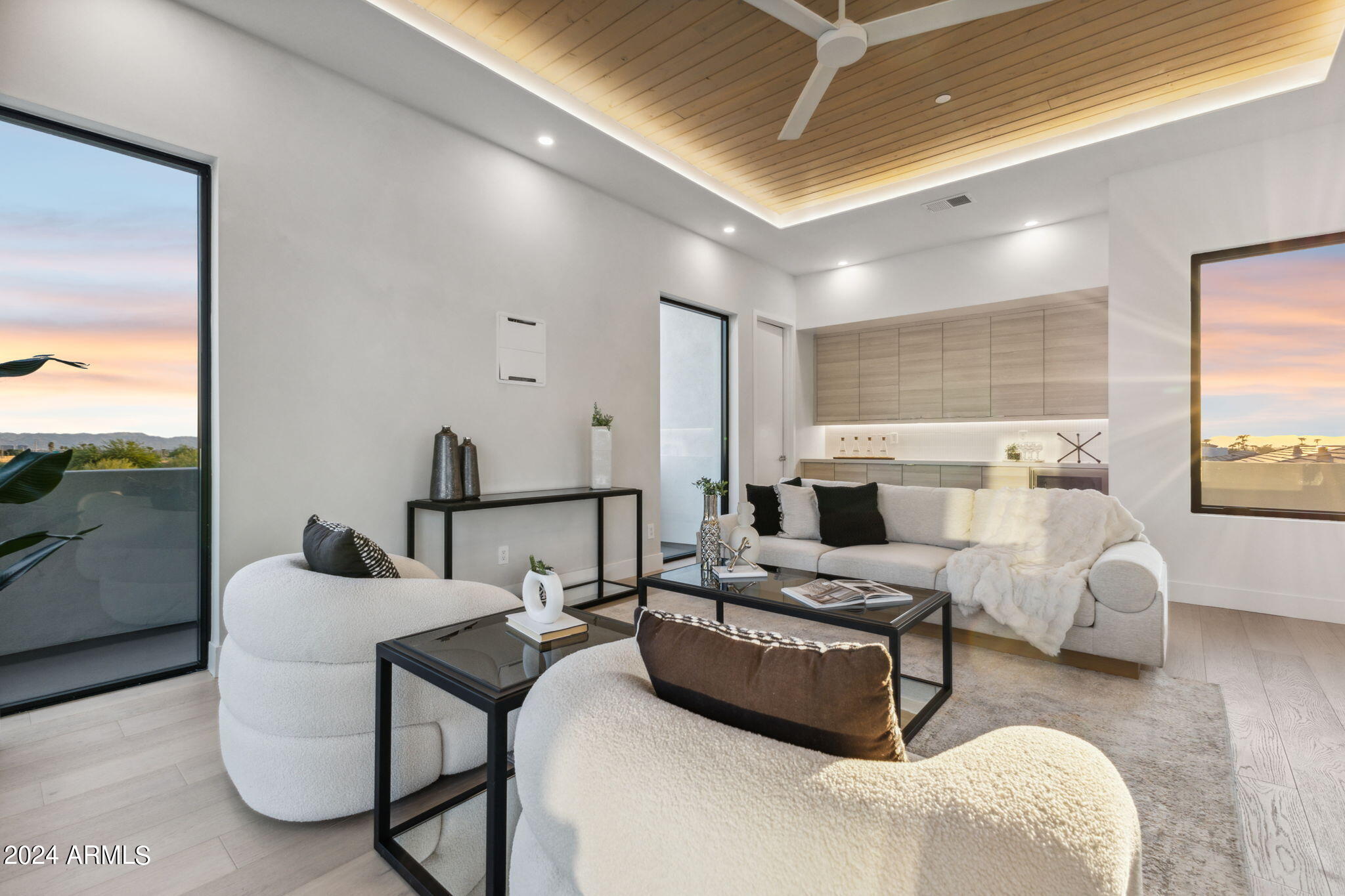 1827 E PALMAIRE Avenue