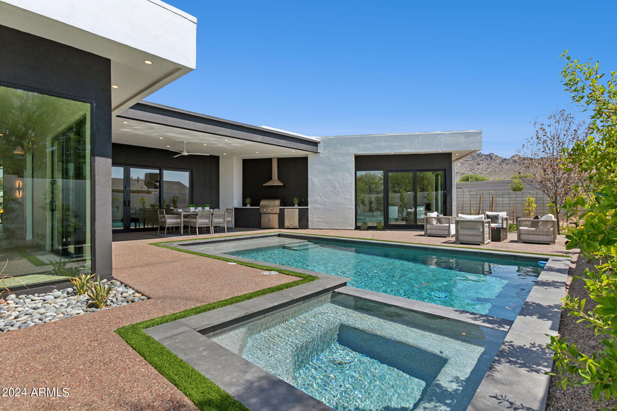 1827 E PALMAIRE Avenue