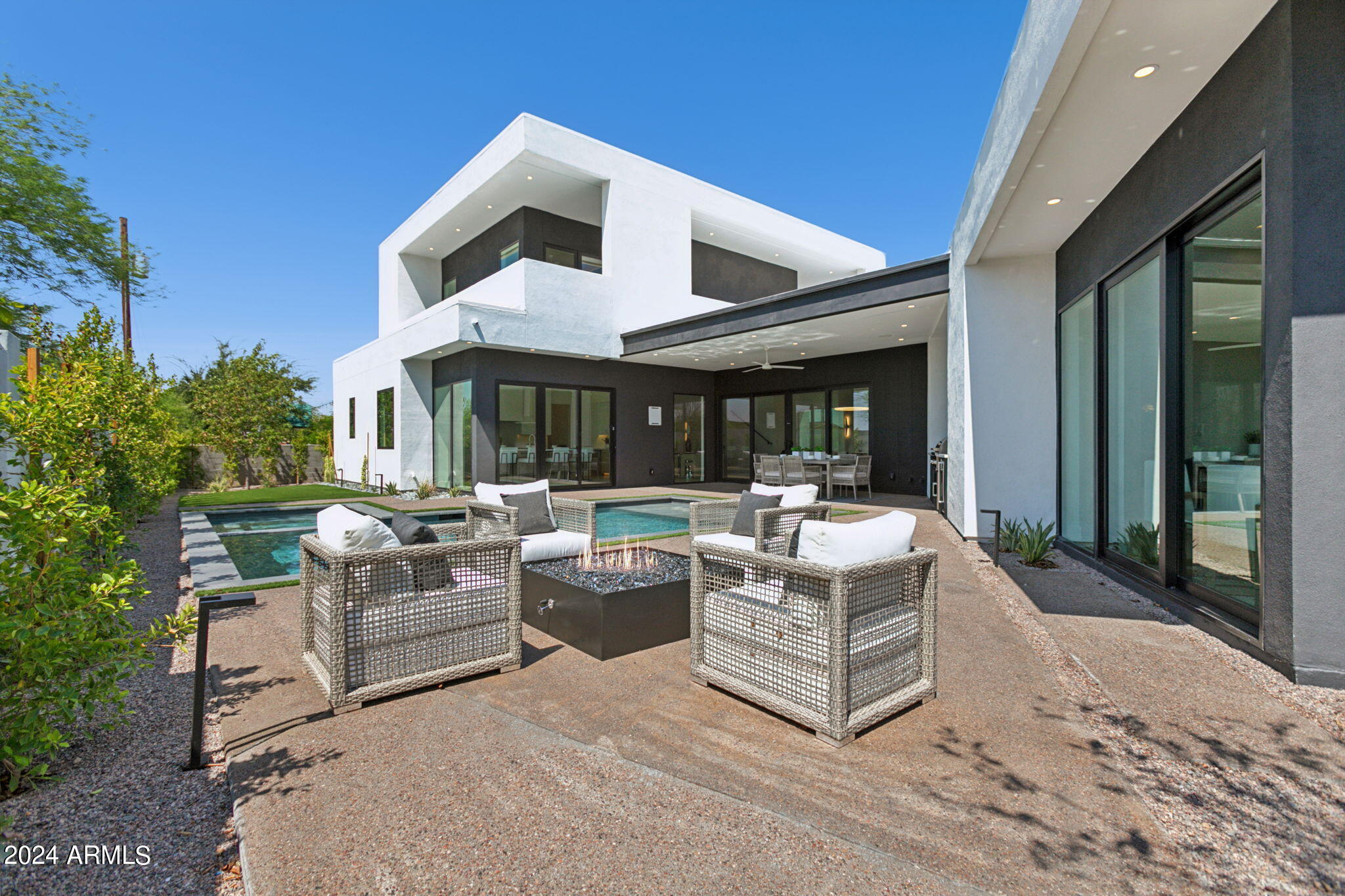 1827 E PALMAIRE Avenue