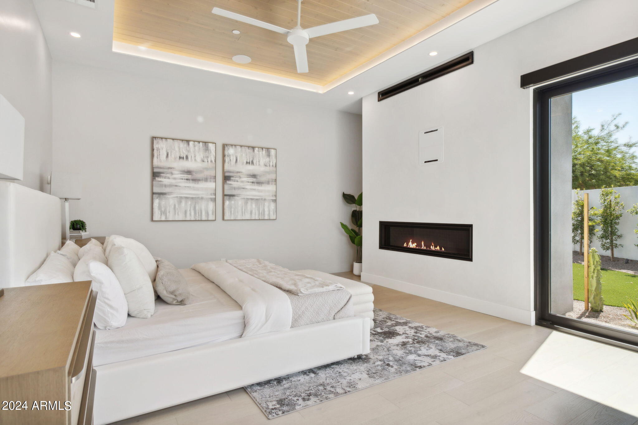 1827 E PALMAIRE Avenue