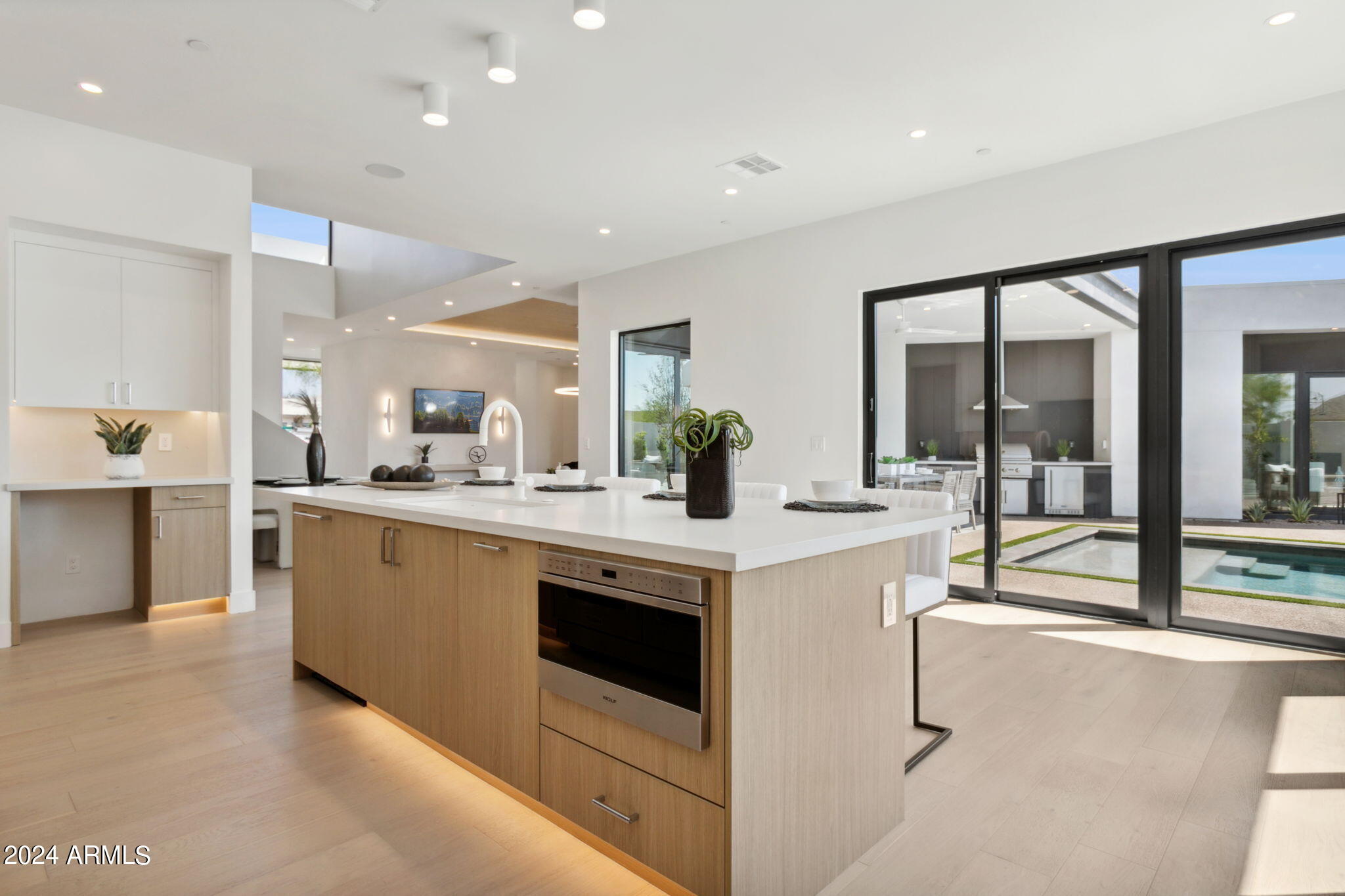 1827 E PALMAIRE Avenue