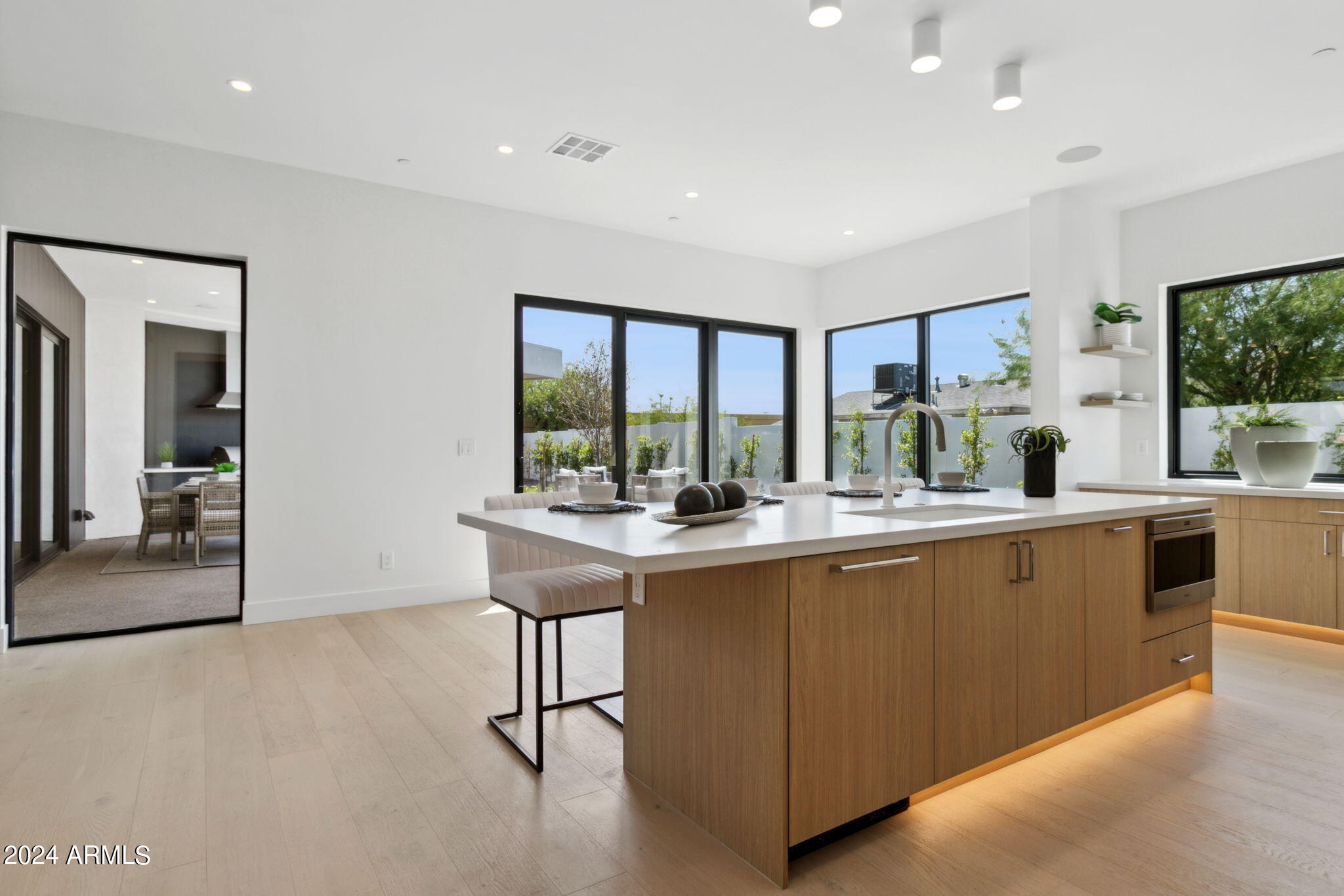 1827 E PALMAIRE Avenue